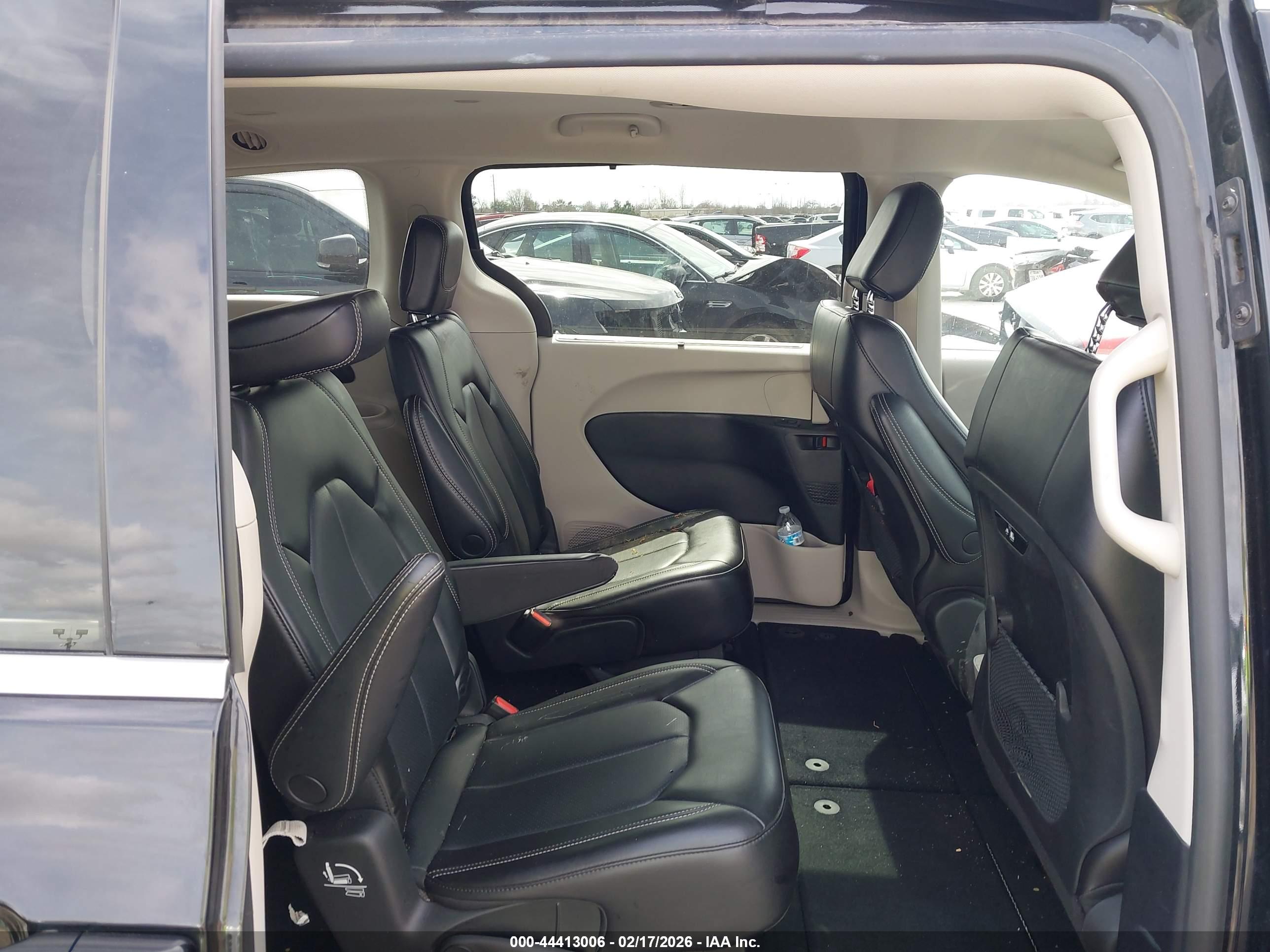 CHRYSLER PACIFICA image 8