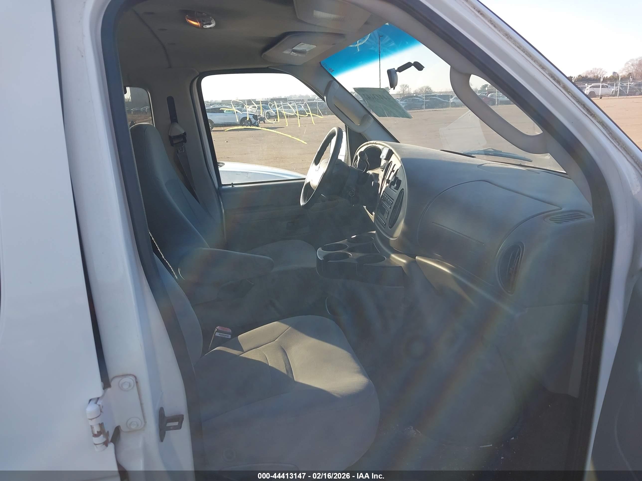 FORD E-150 image 5