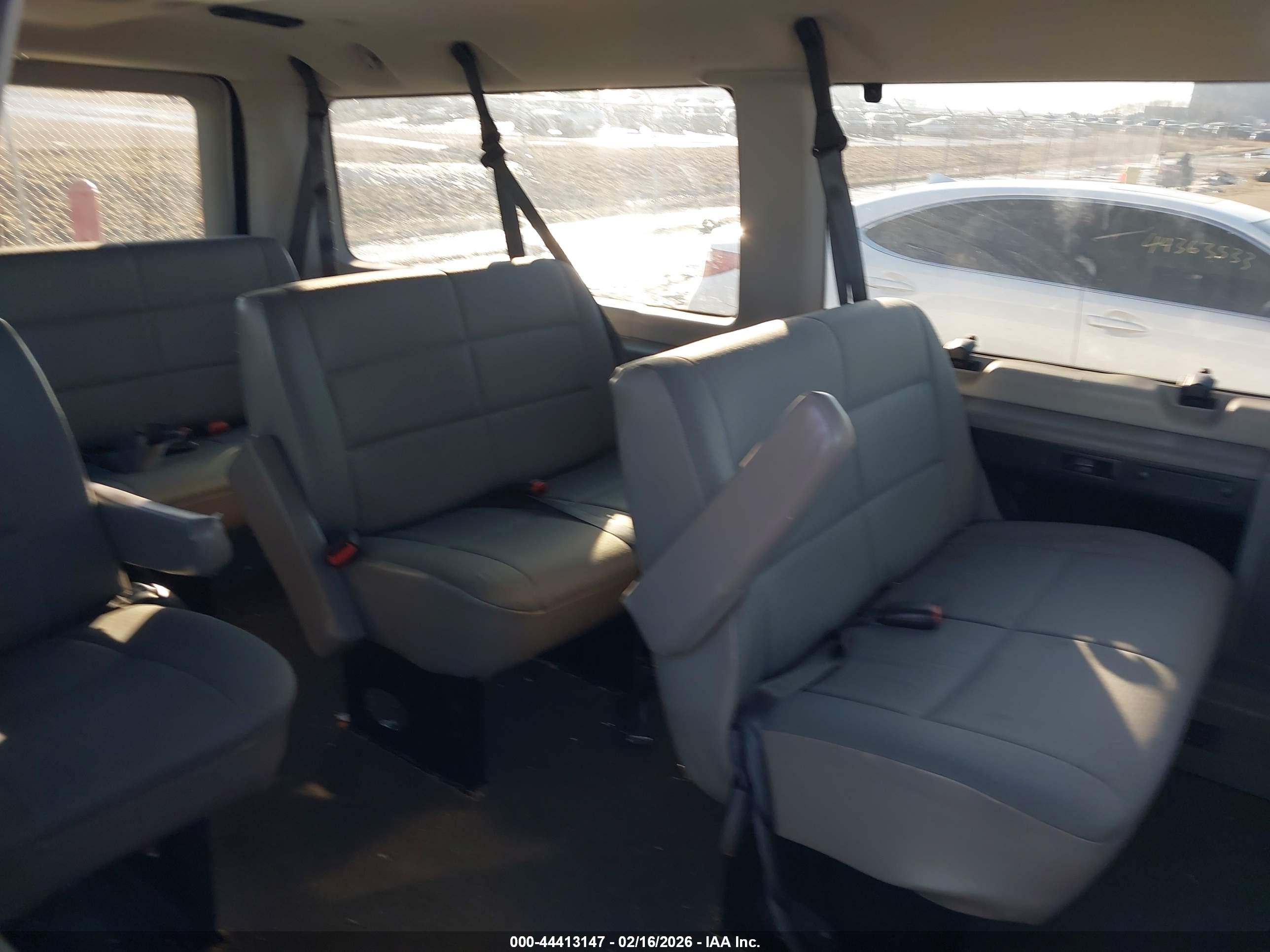 FORD E-150 image 8