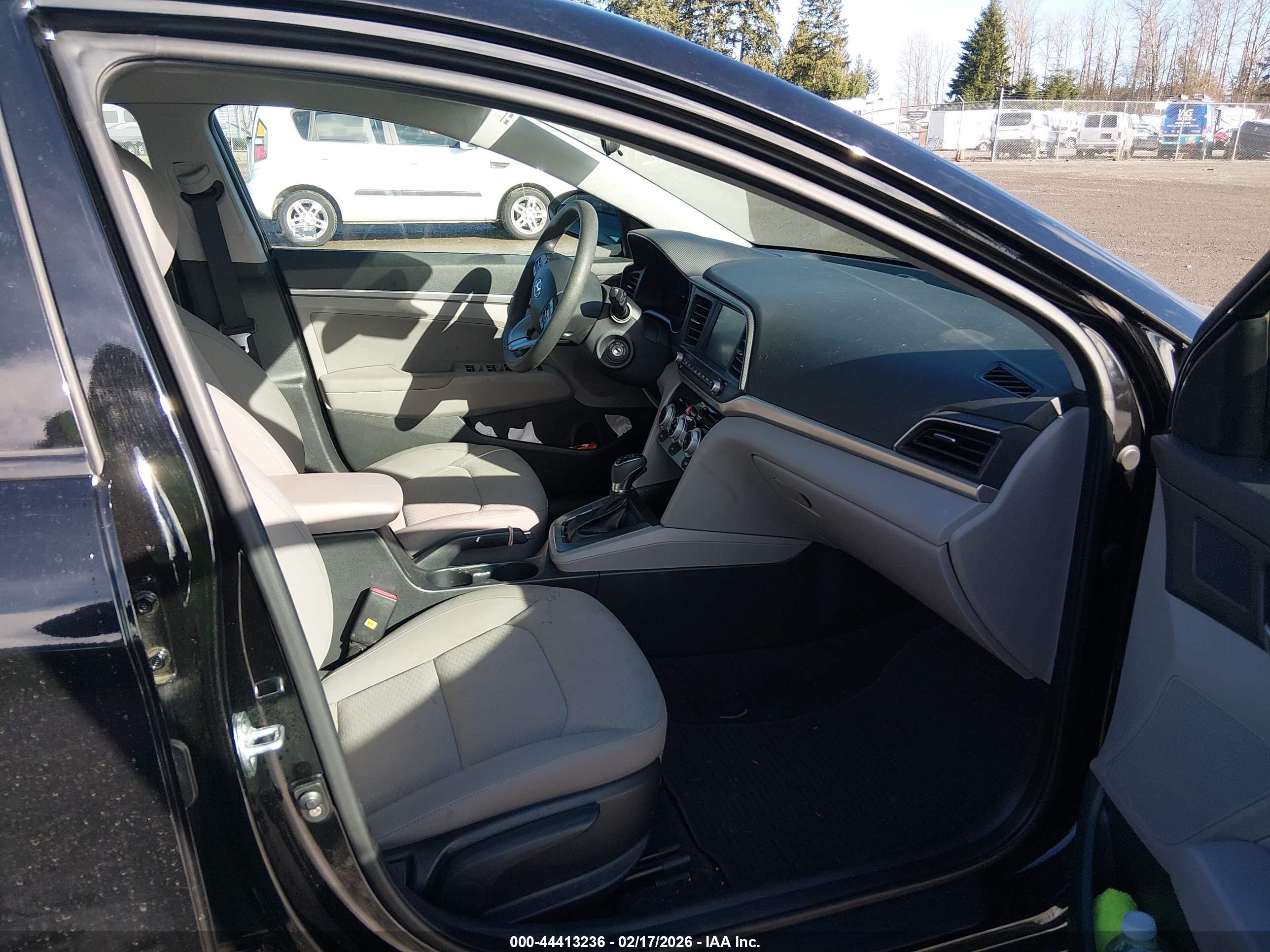 HYUNDAI ELANTRA image 5