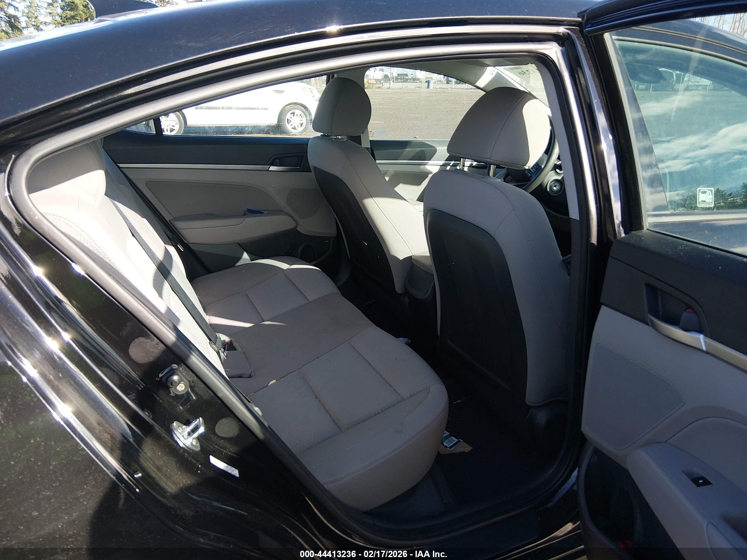 HYUNDAI ELANTRA image 8