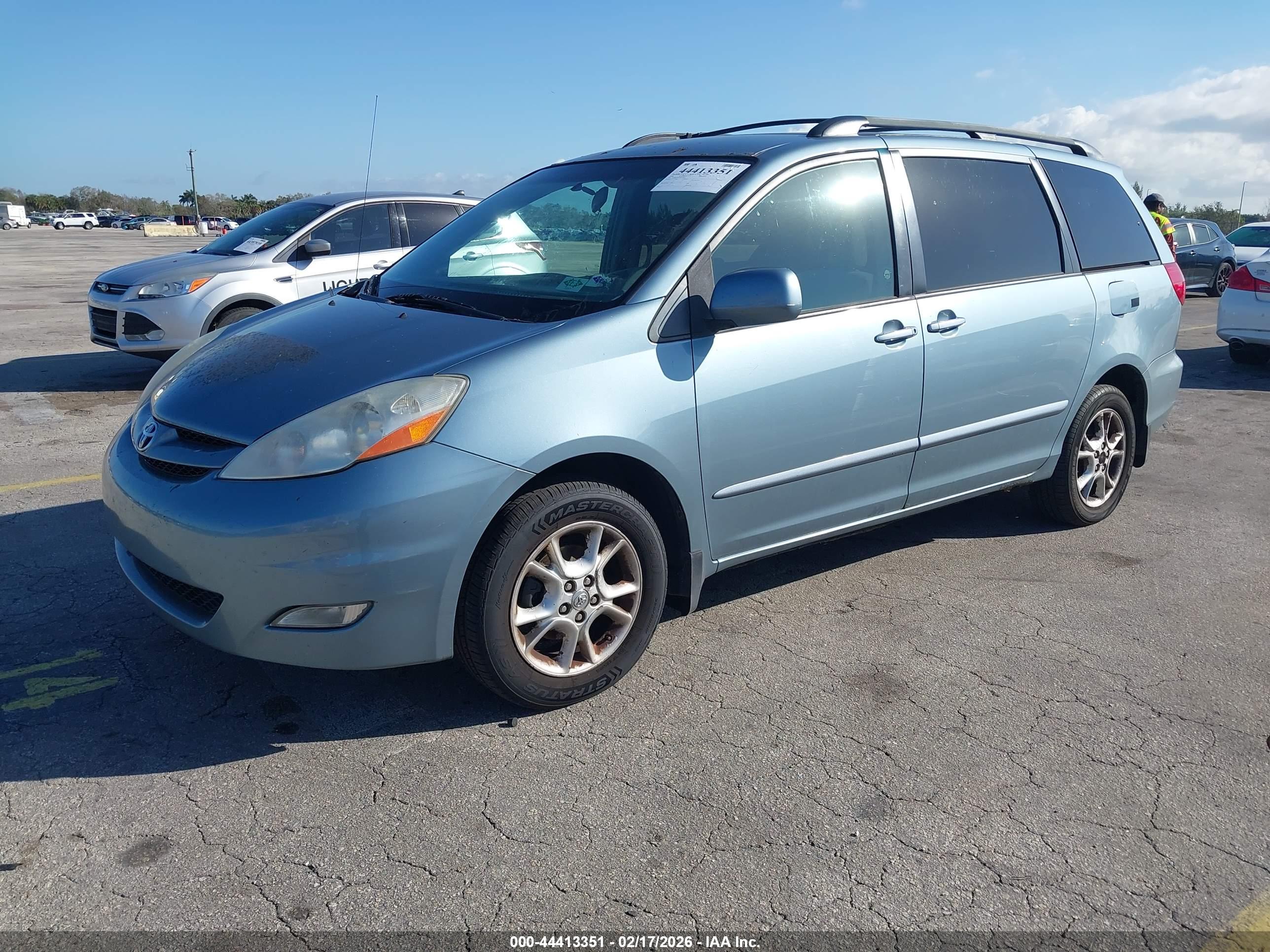 TOYOTA SIENNA image 2