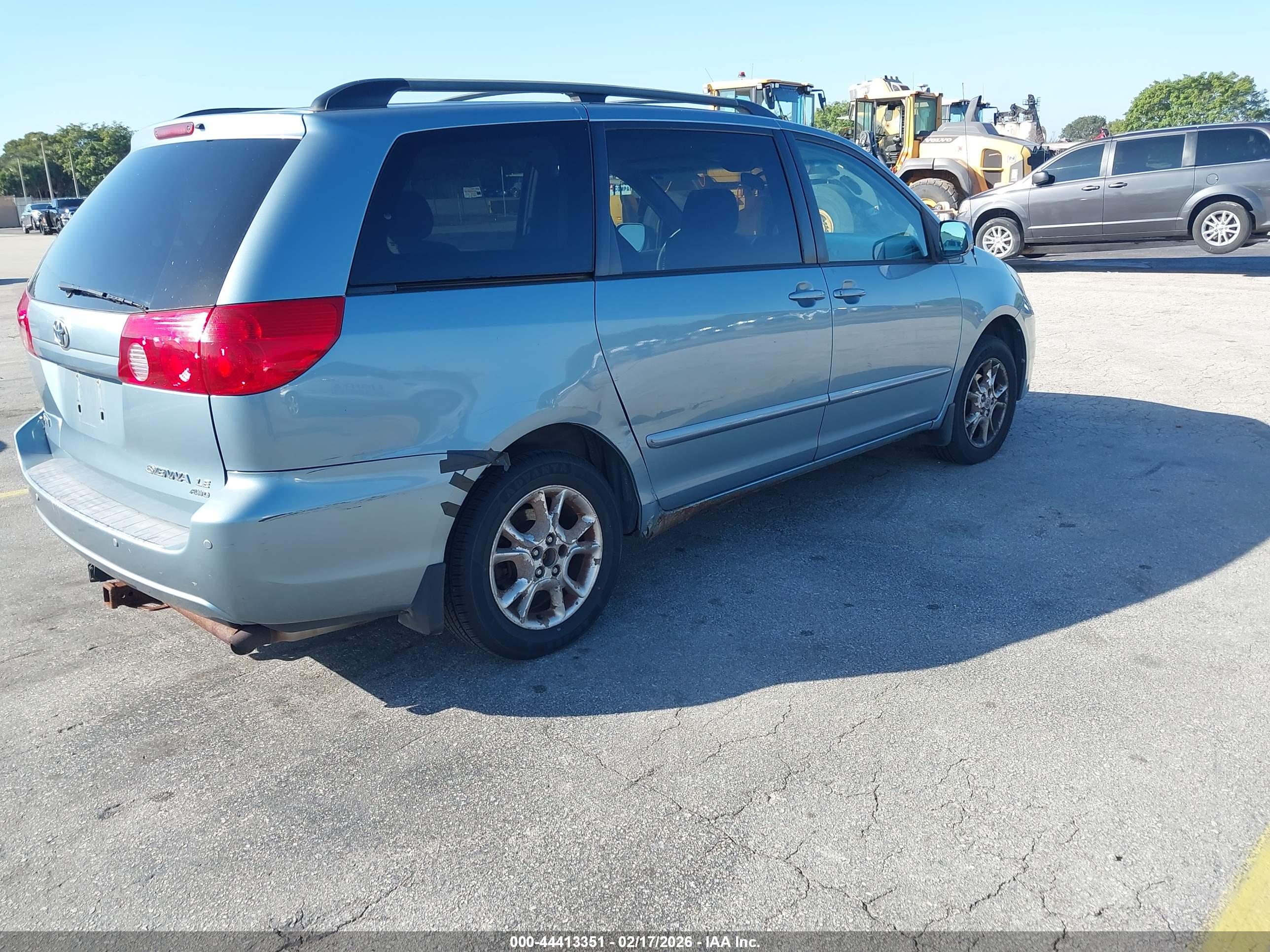 TOYOTA SIENNA image 4