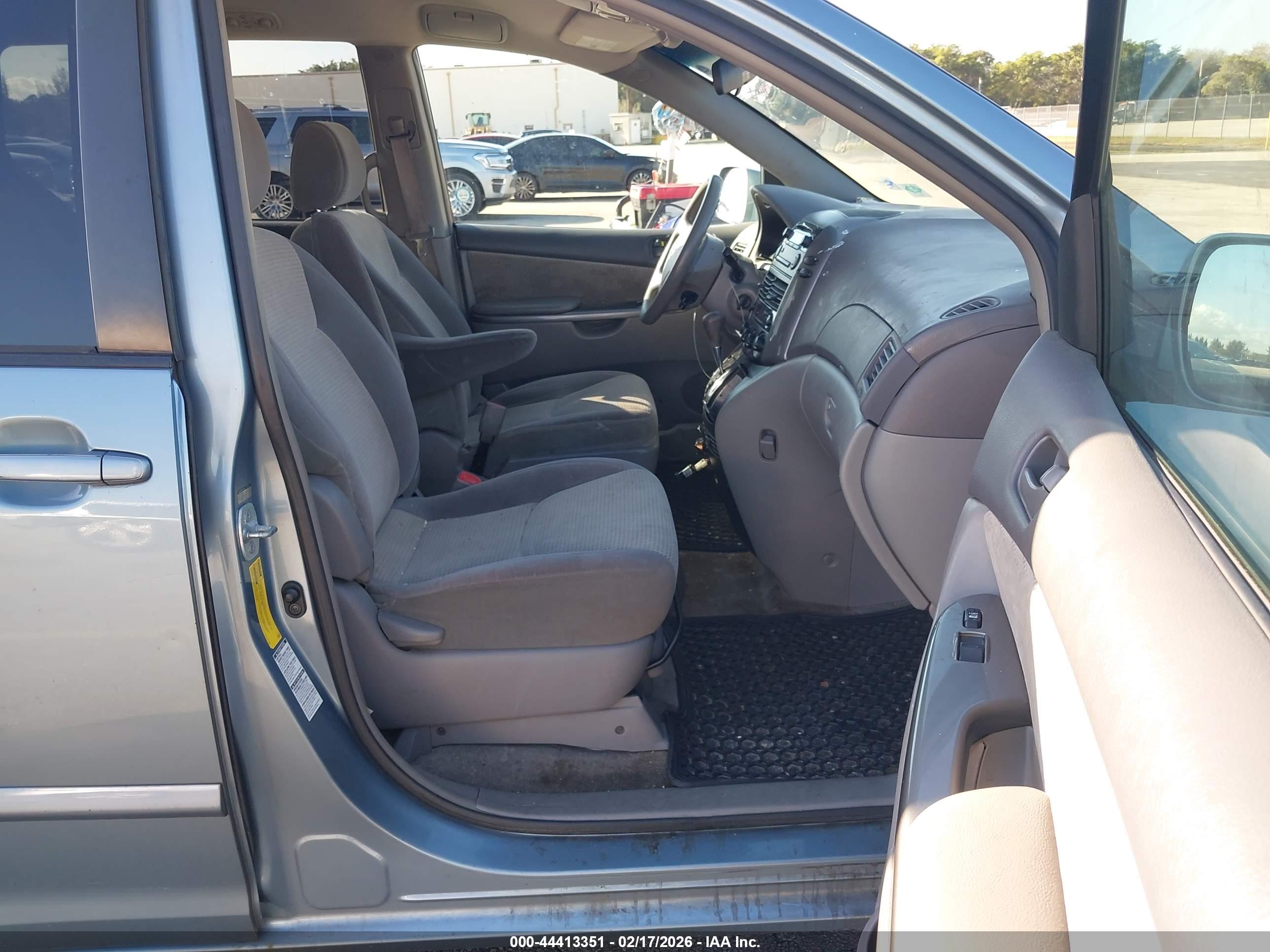 TOYOTA SIENNA image 5