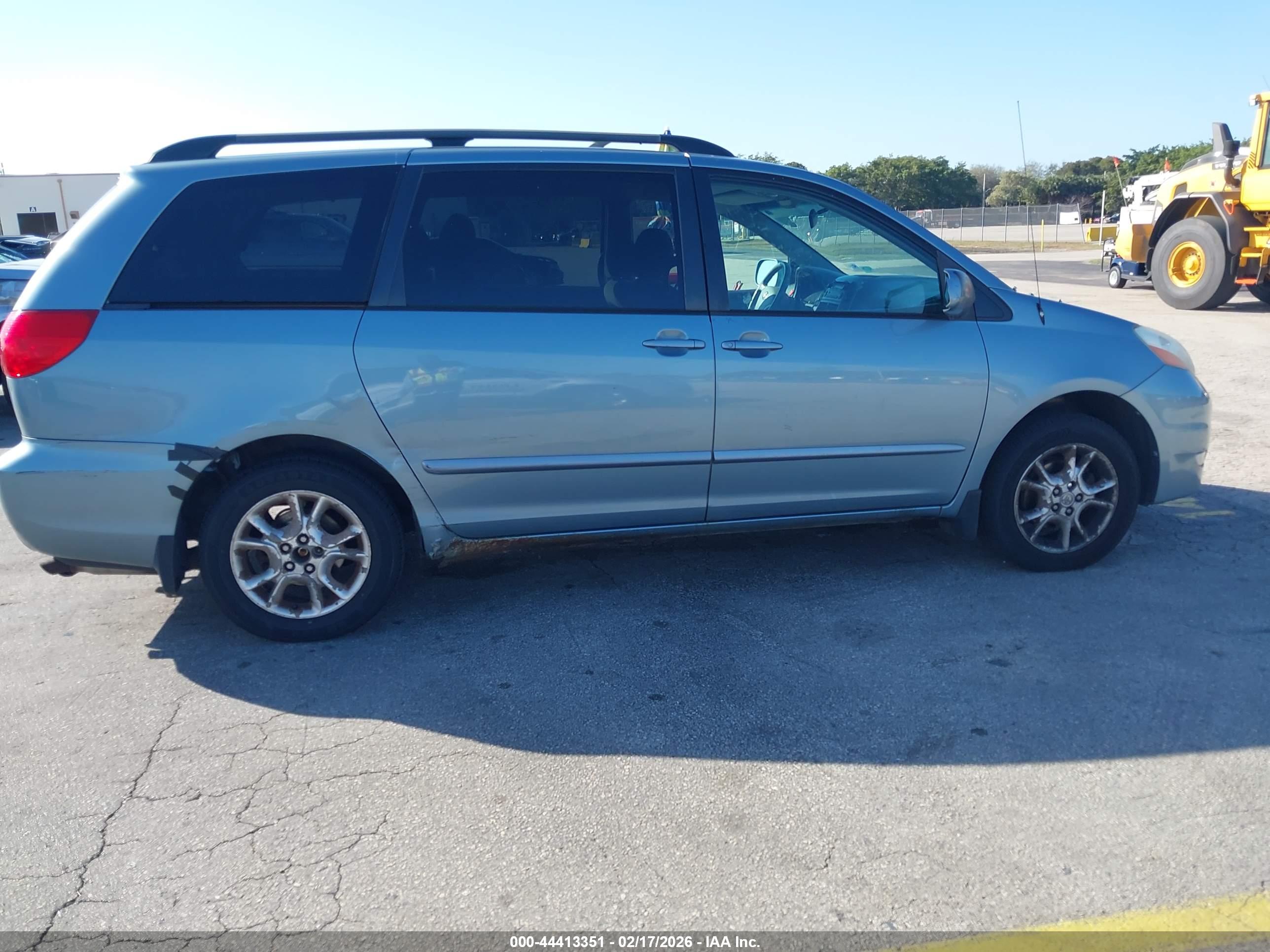 TOYOTA SIENNA image 6