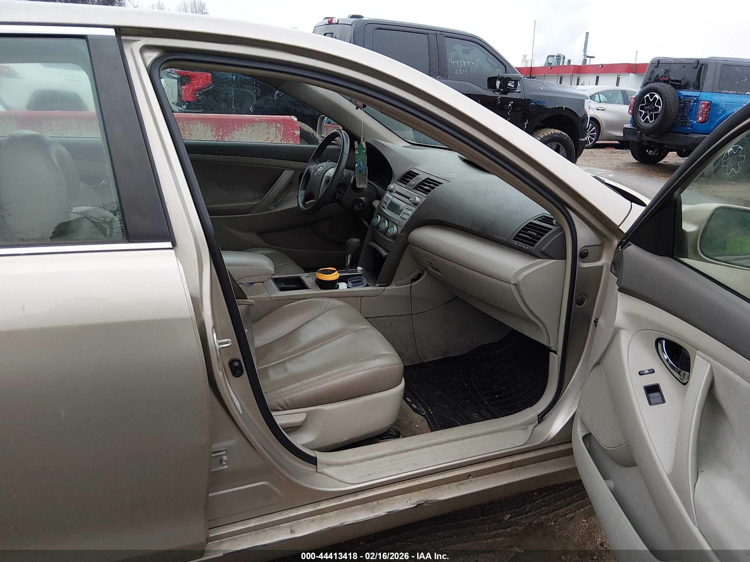 TOYOTA CAMRY image 5