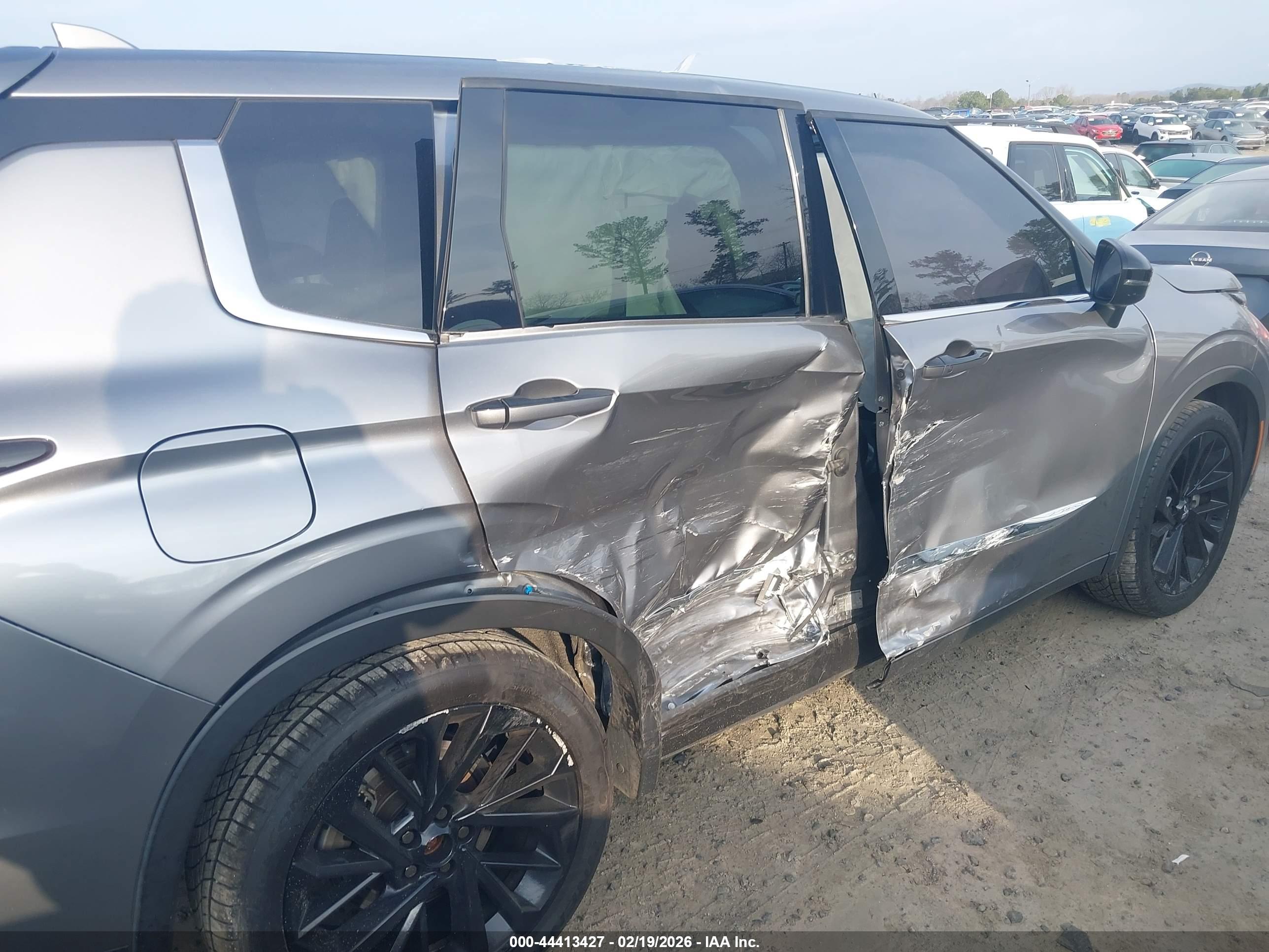 MITSUBISHI OUTLANDER image 6