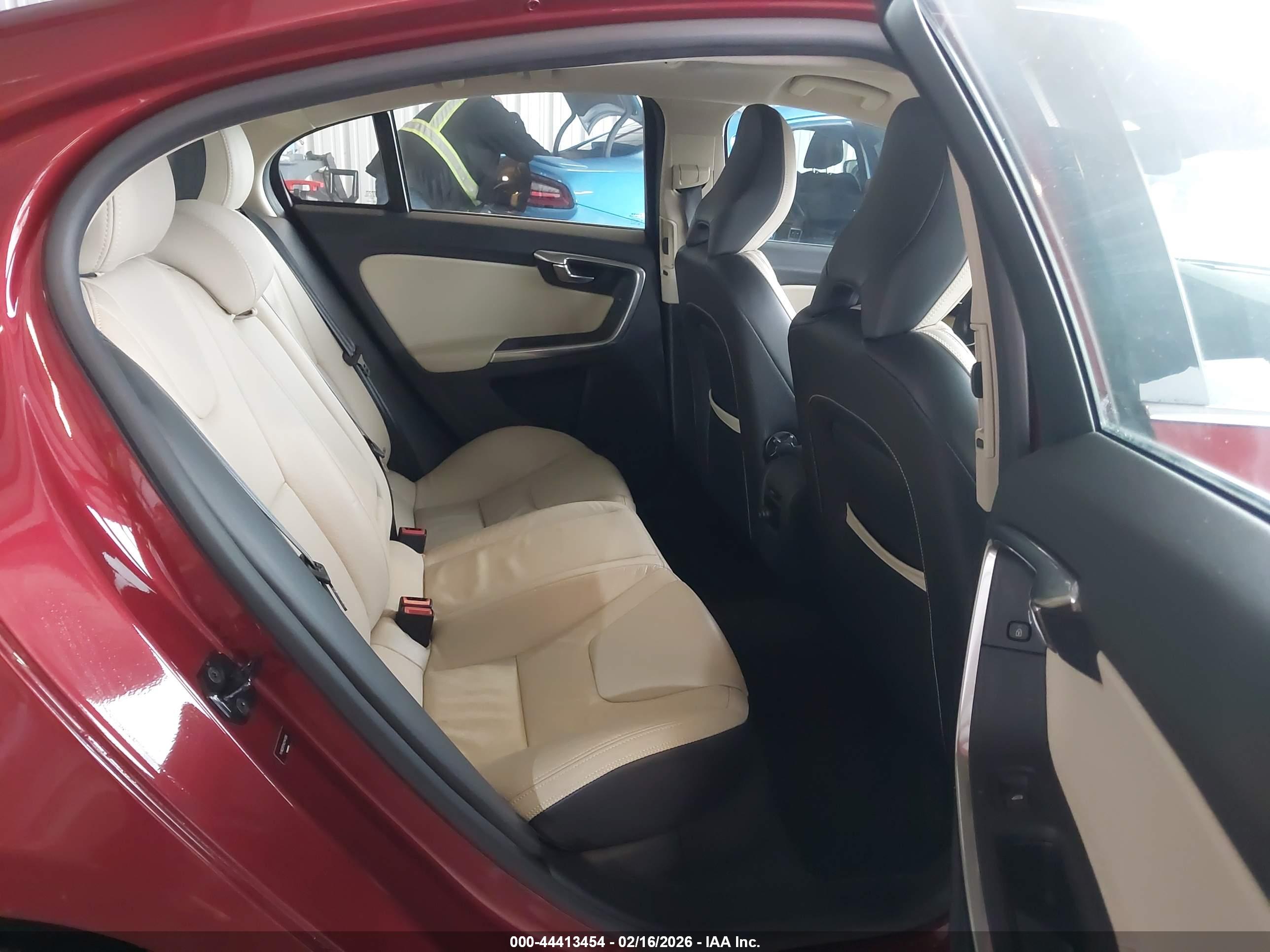 VOLVO S60 image 8