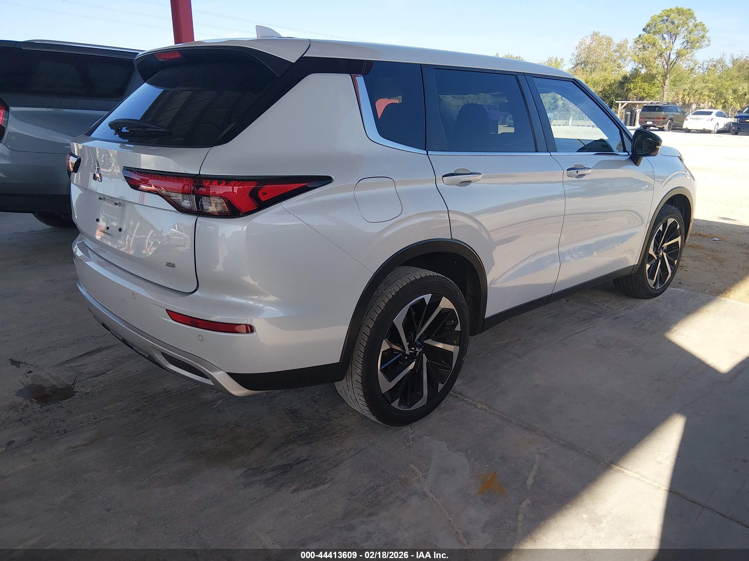MITSUBISHI OUTLANDER image 4