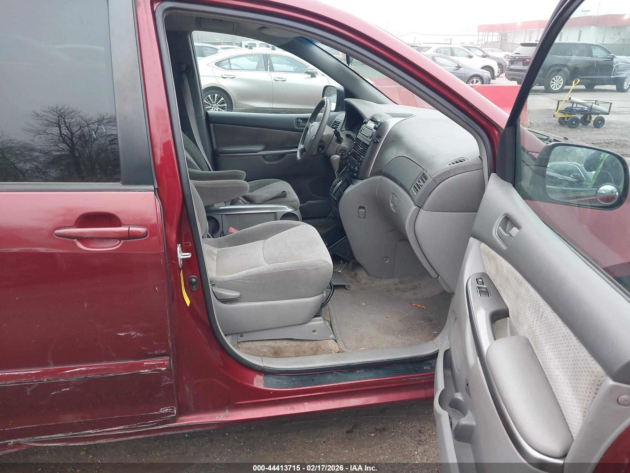 TOYOTA SIENNA image 5
