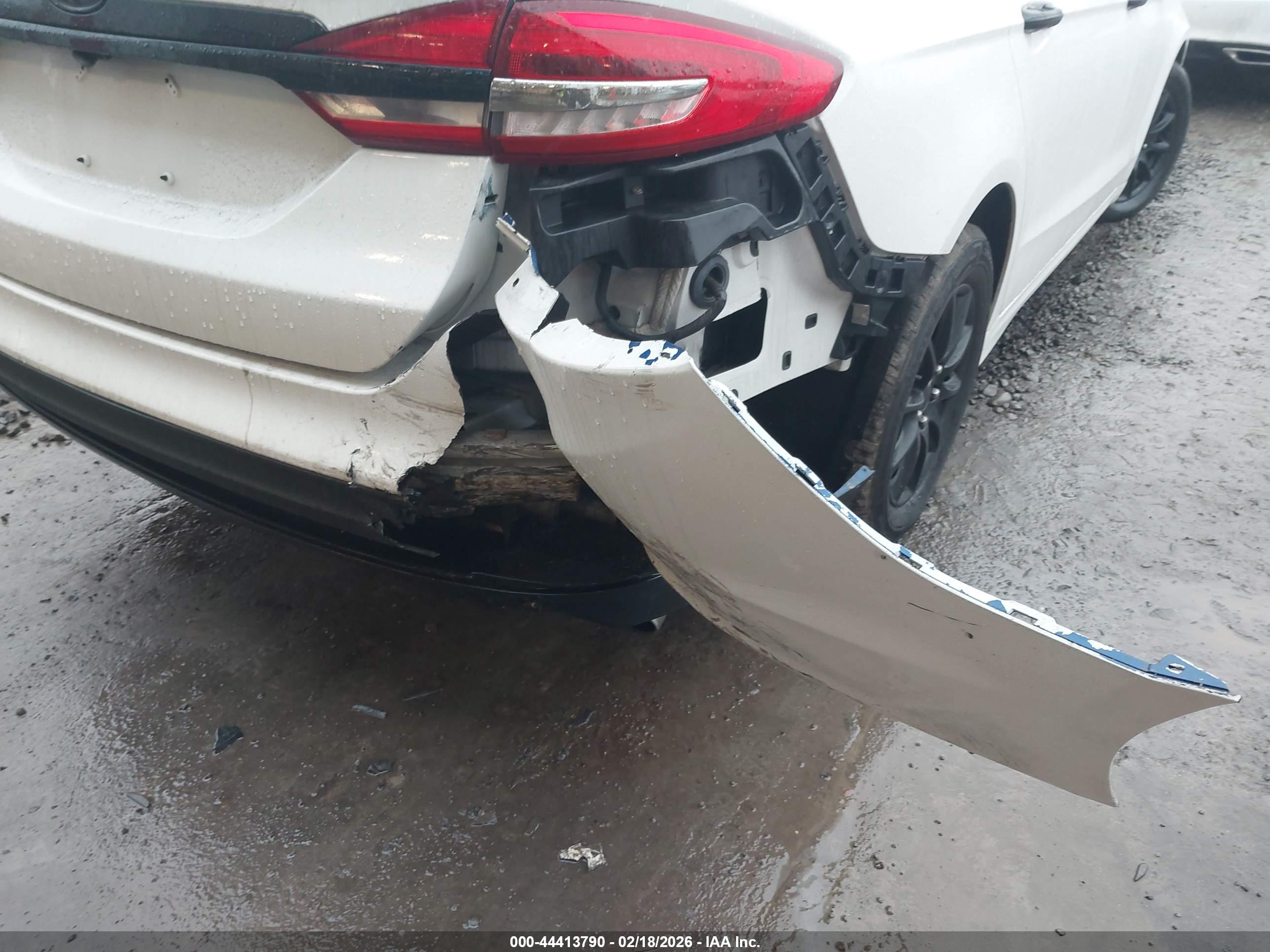 FORD FUSION image 6
