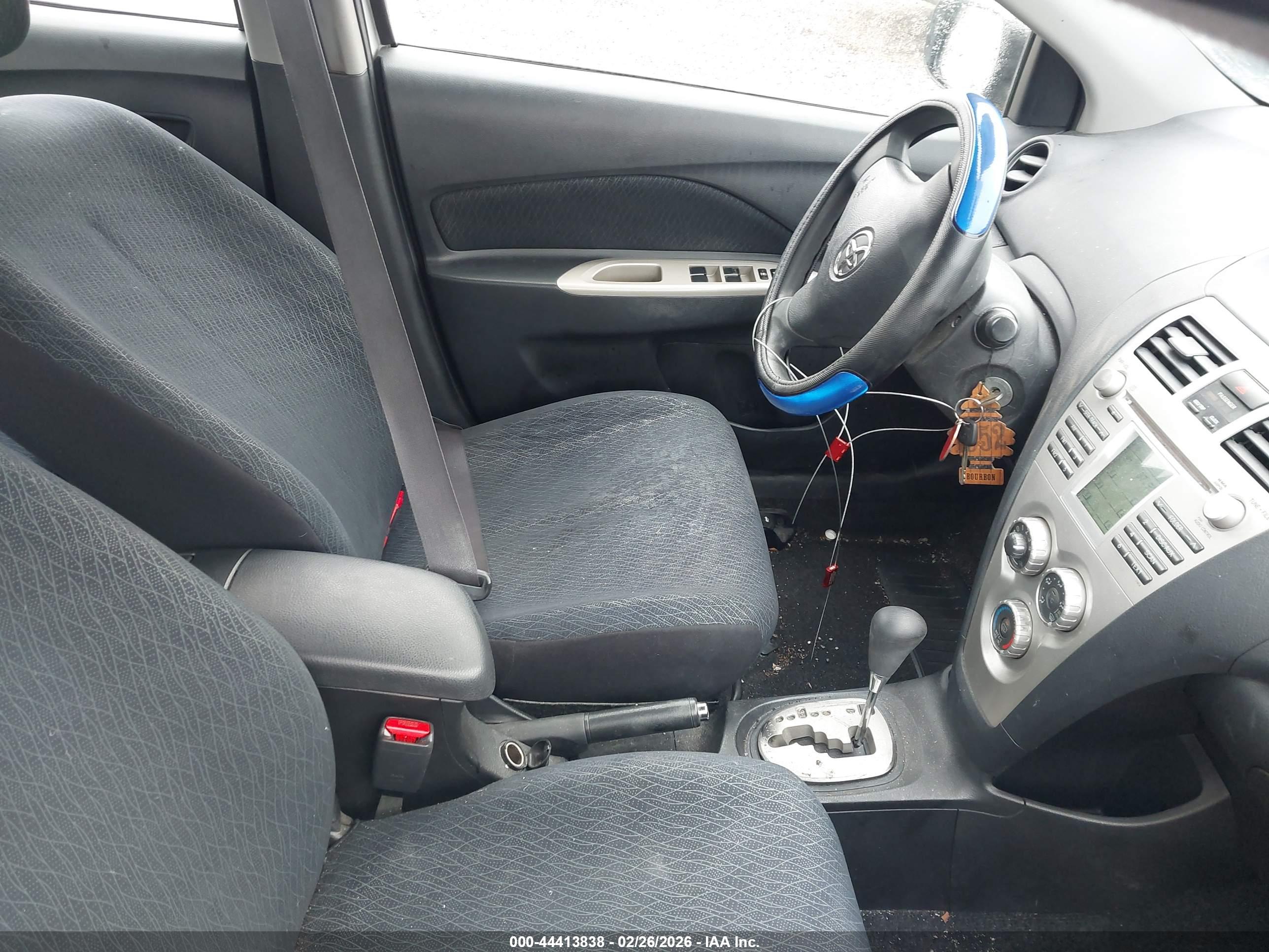 TOYOTA YARIS image 5