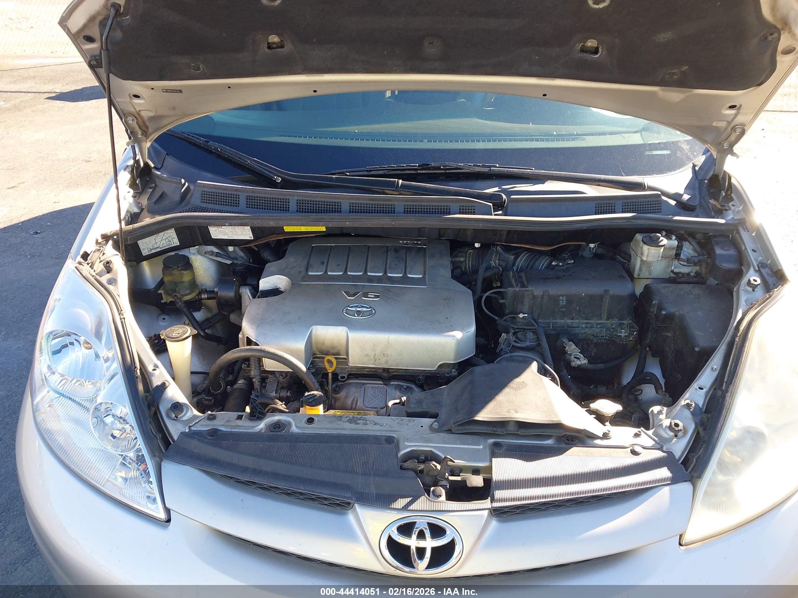 TOYOTA SIENNA image 10