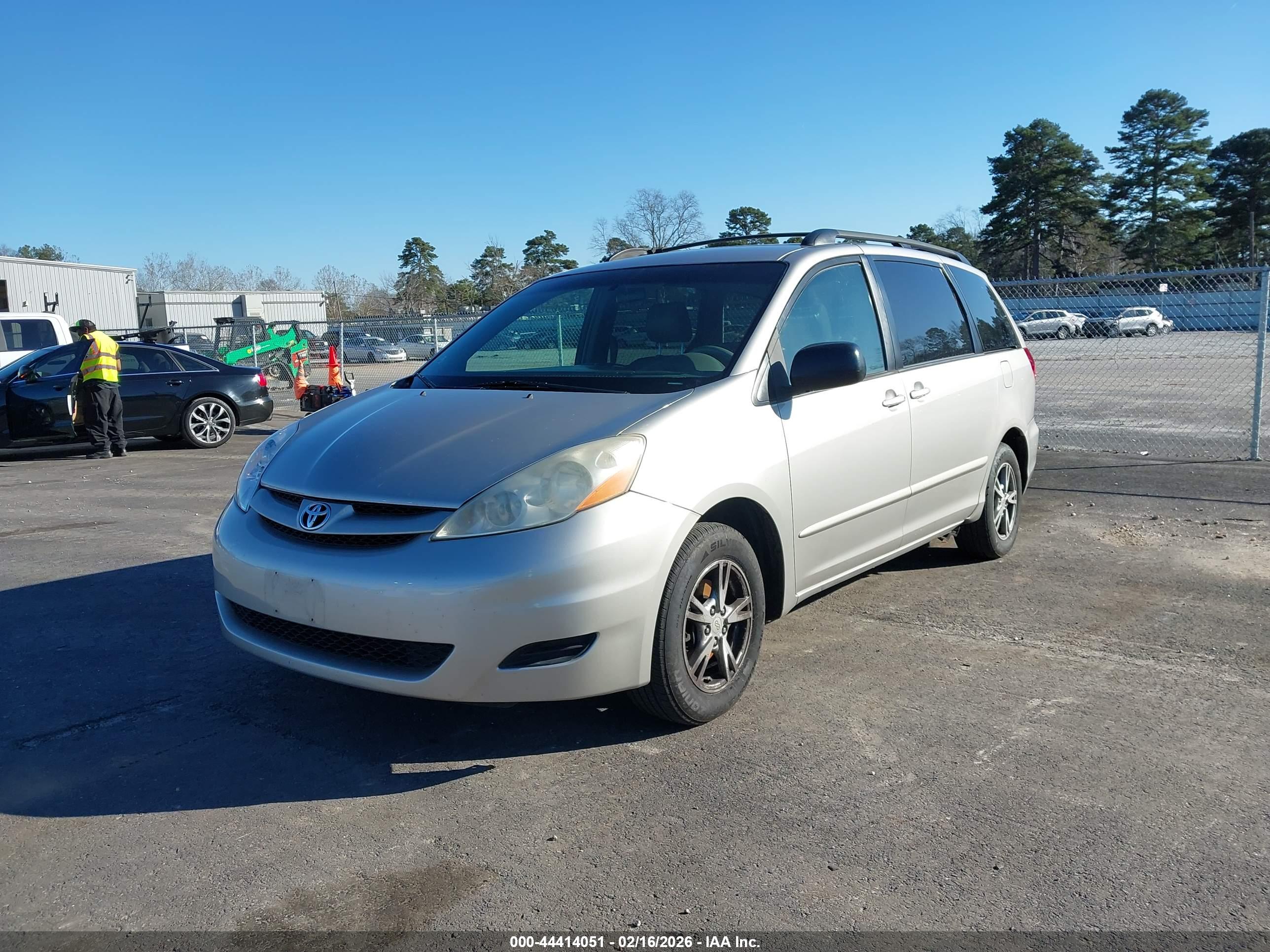 TOYOTA SIENNA image 2