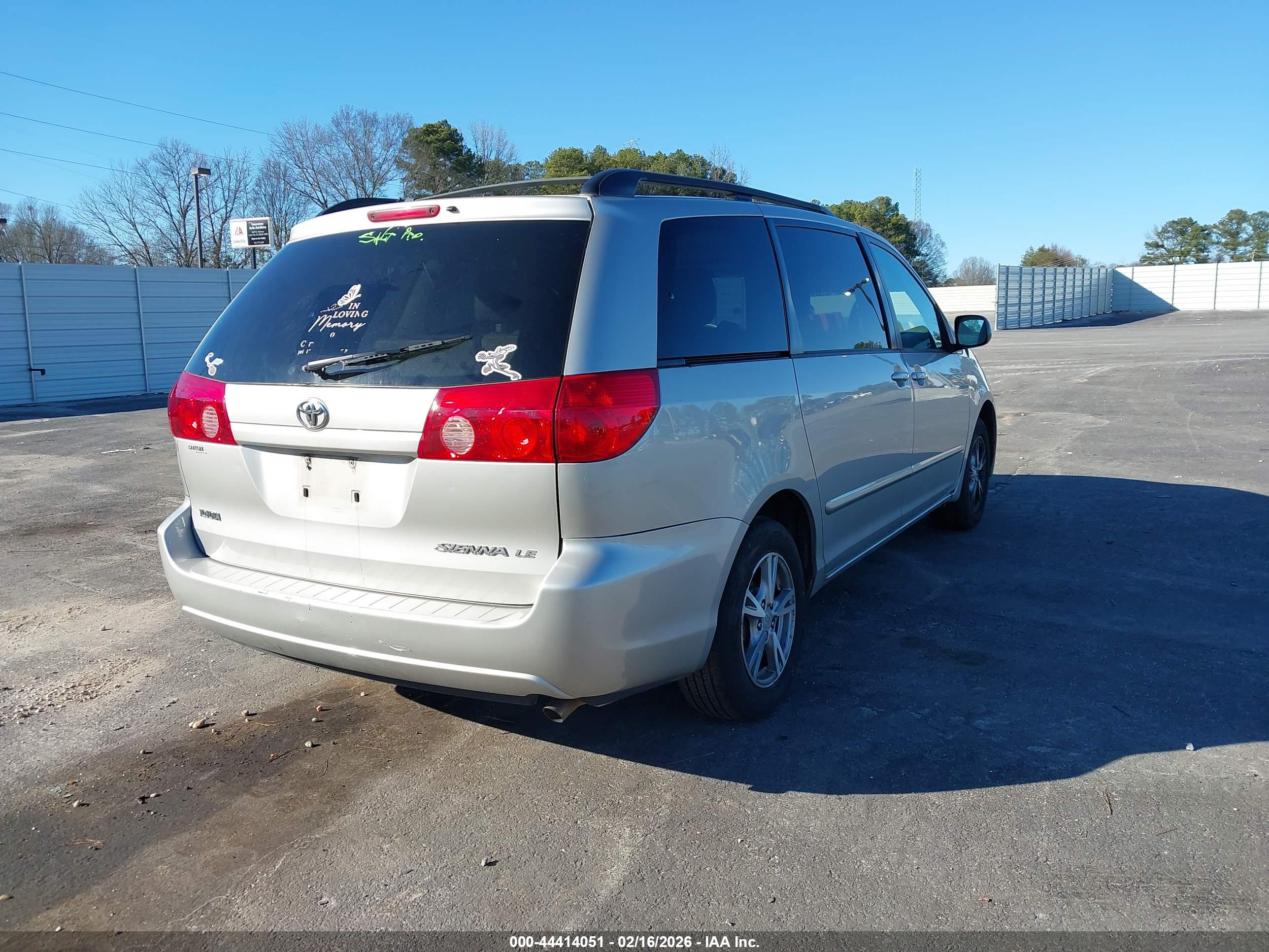 TOYOTA SIENNA image 4