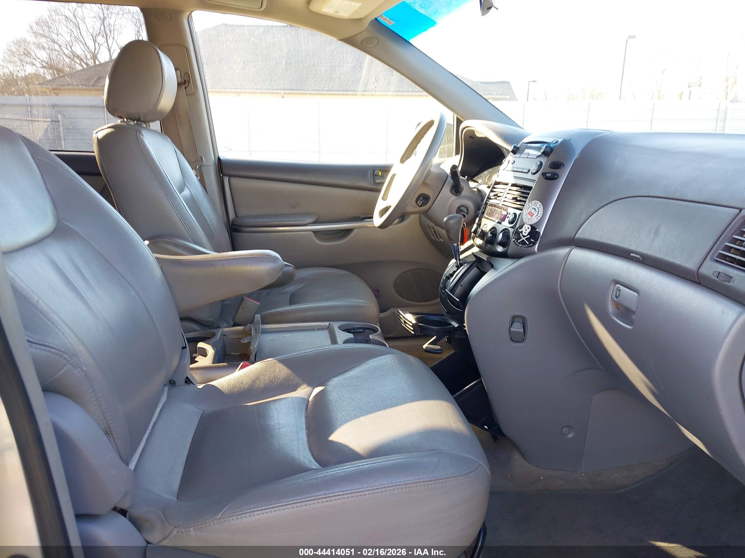 TOYOTA SIENNA image 5
