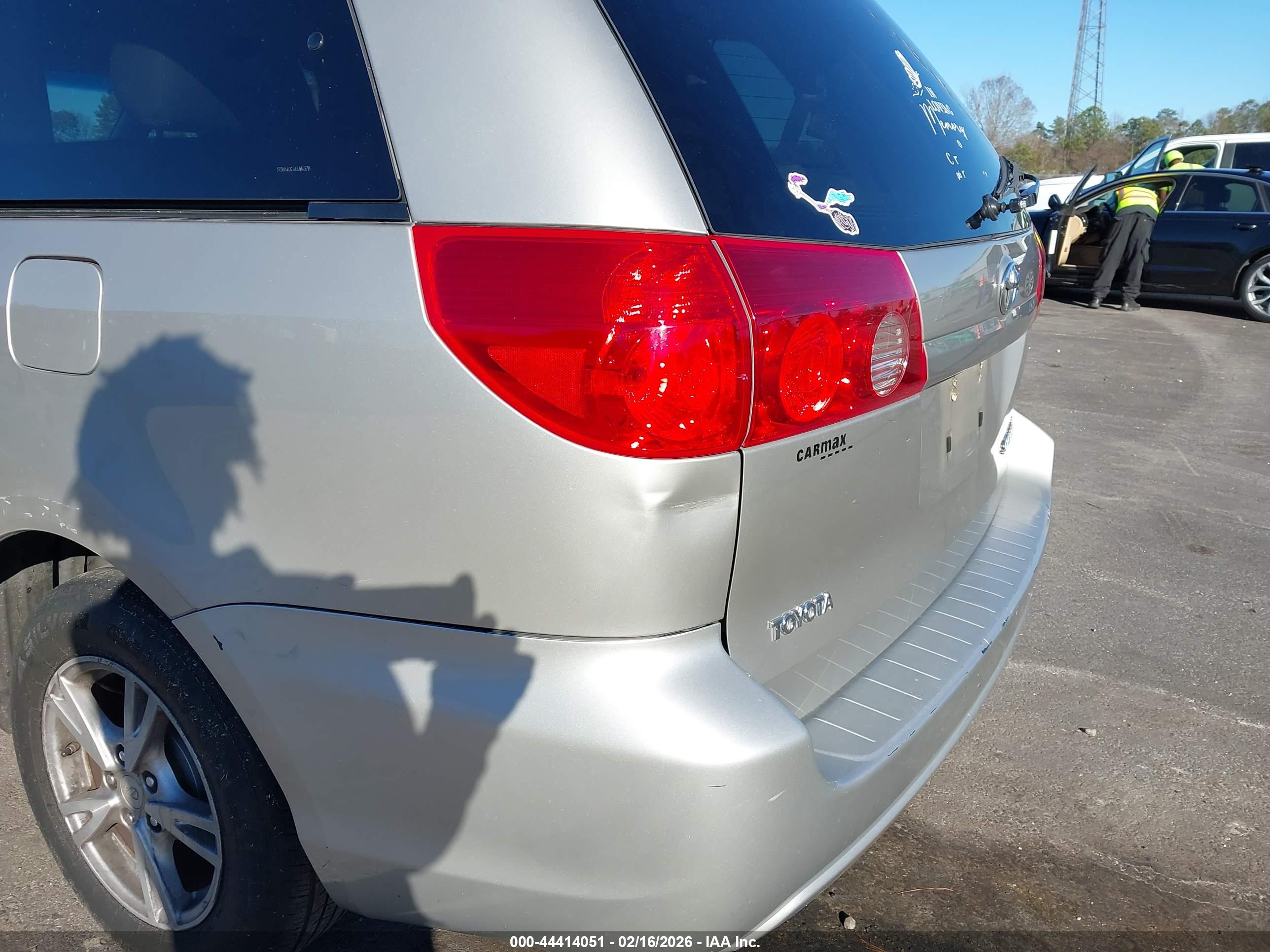 TOYOTA SIENNA image 6