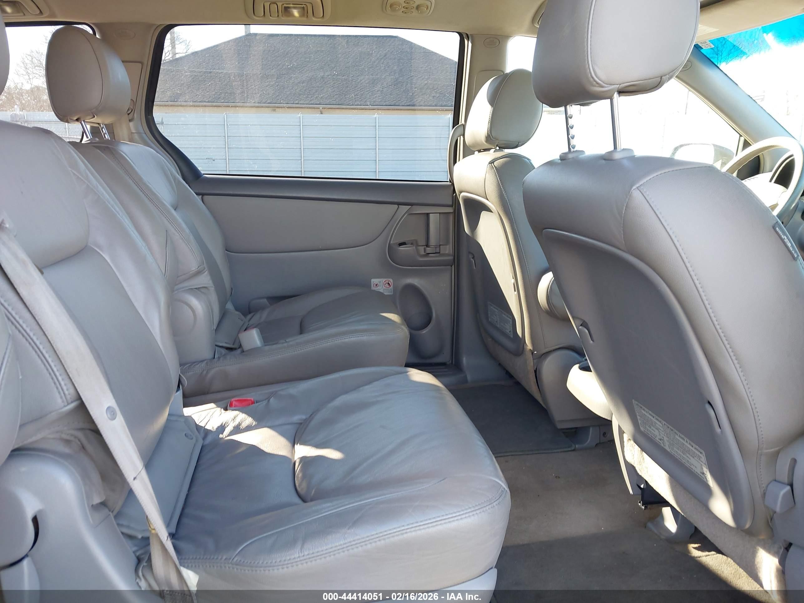 TOYOTA SIENNA image 8
