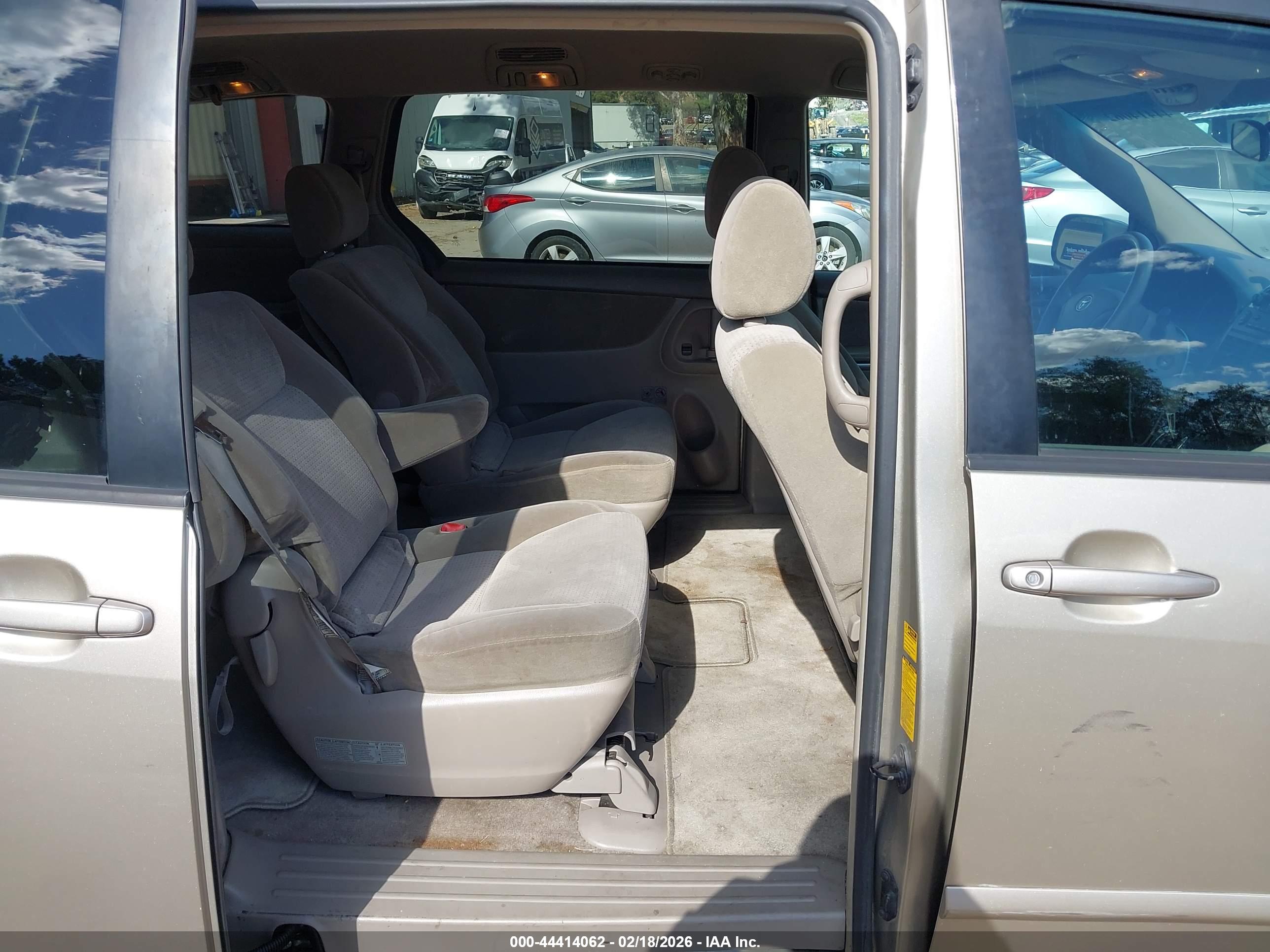 TOYOTA SIENNA image 8