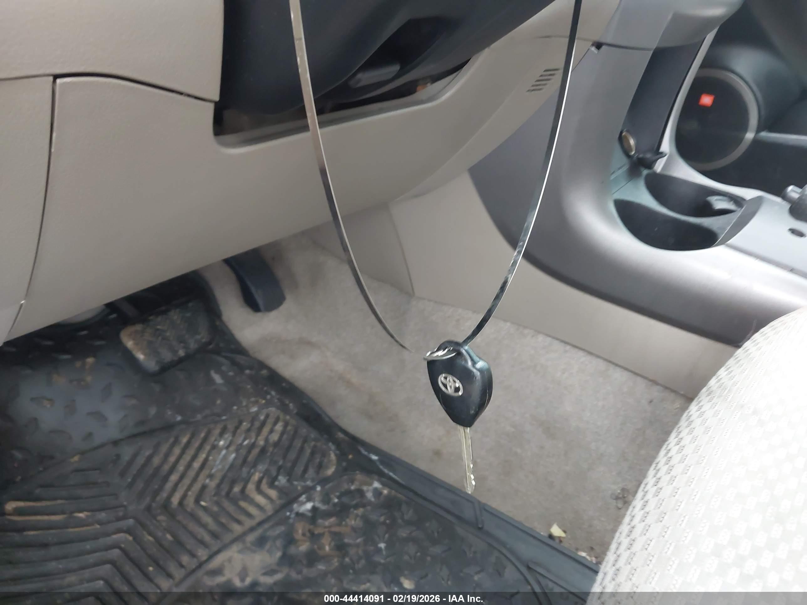TOYOTA RAV4 image 11