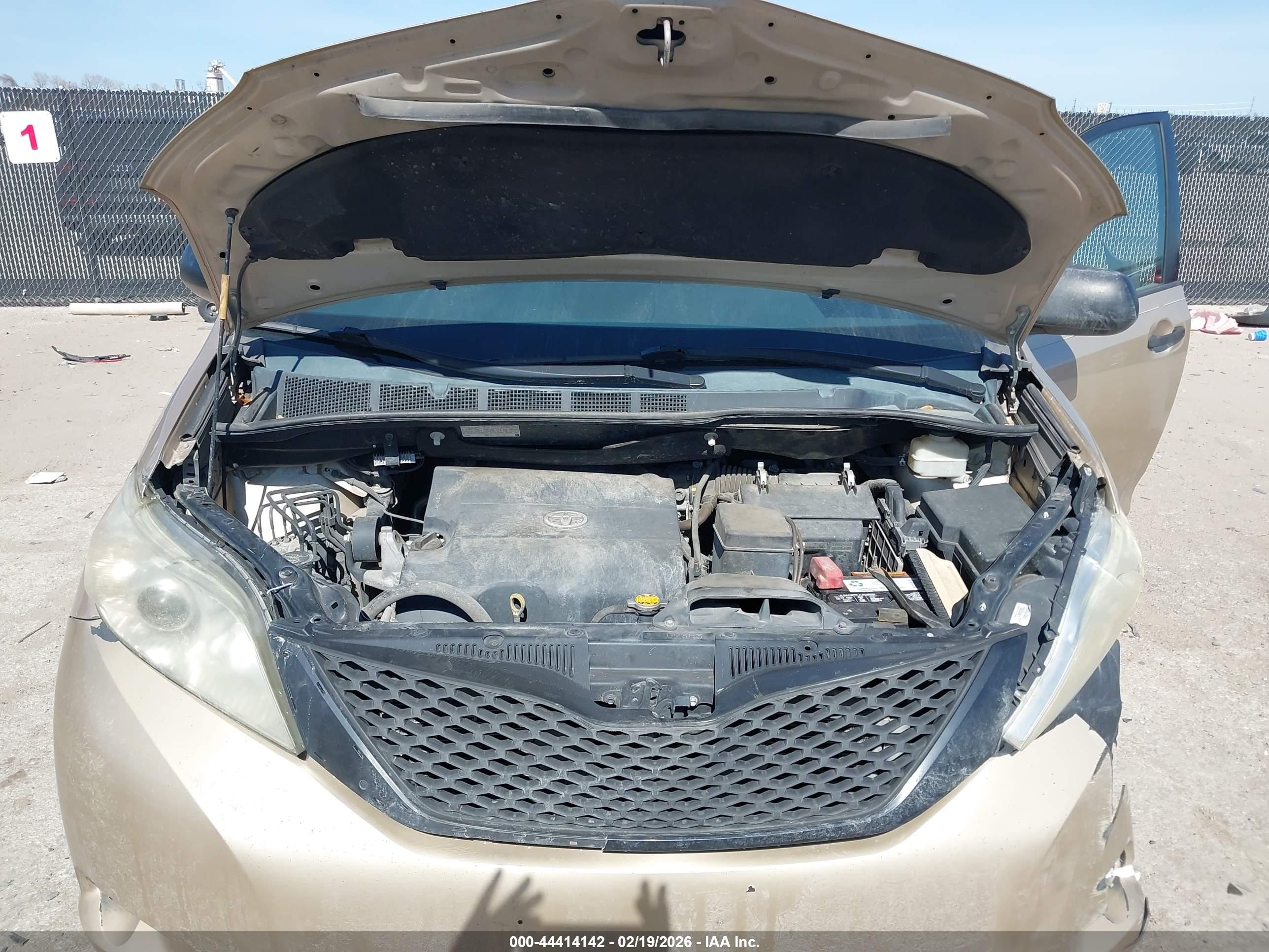 TOYOTA SIENNA image 10