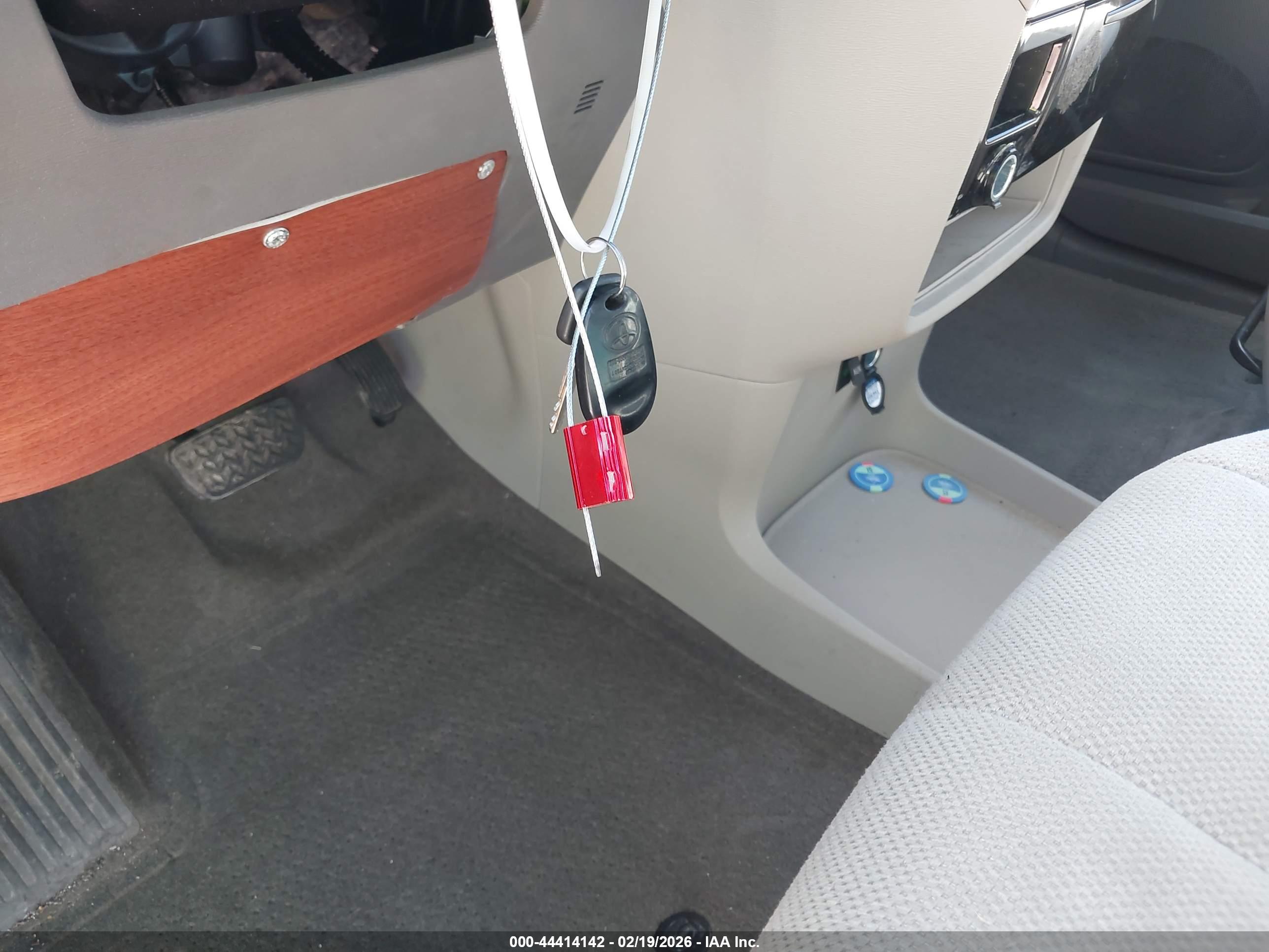 TOYOTA SIENNA image 11