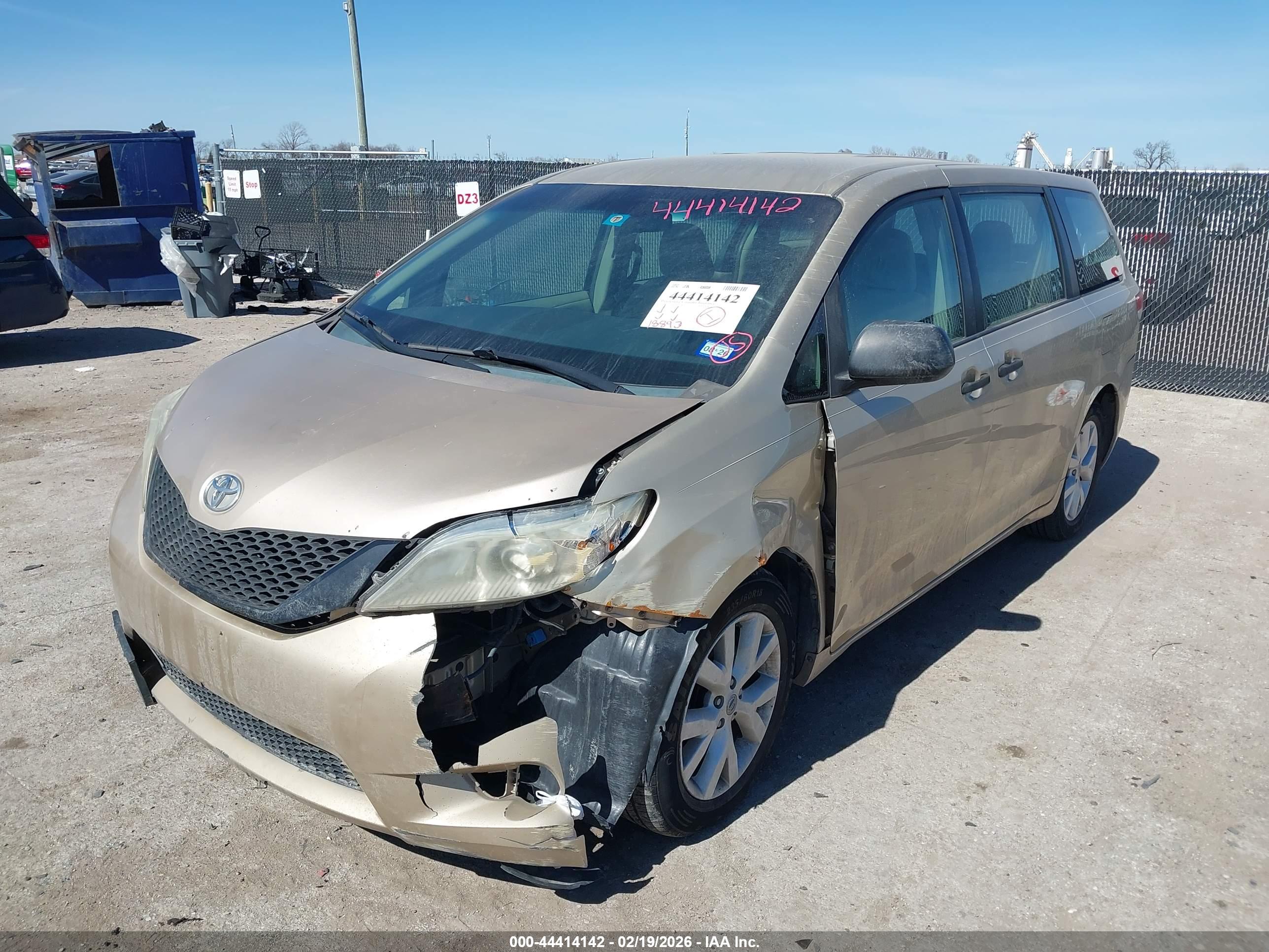 TOYOTA SIENNA image 2