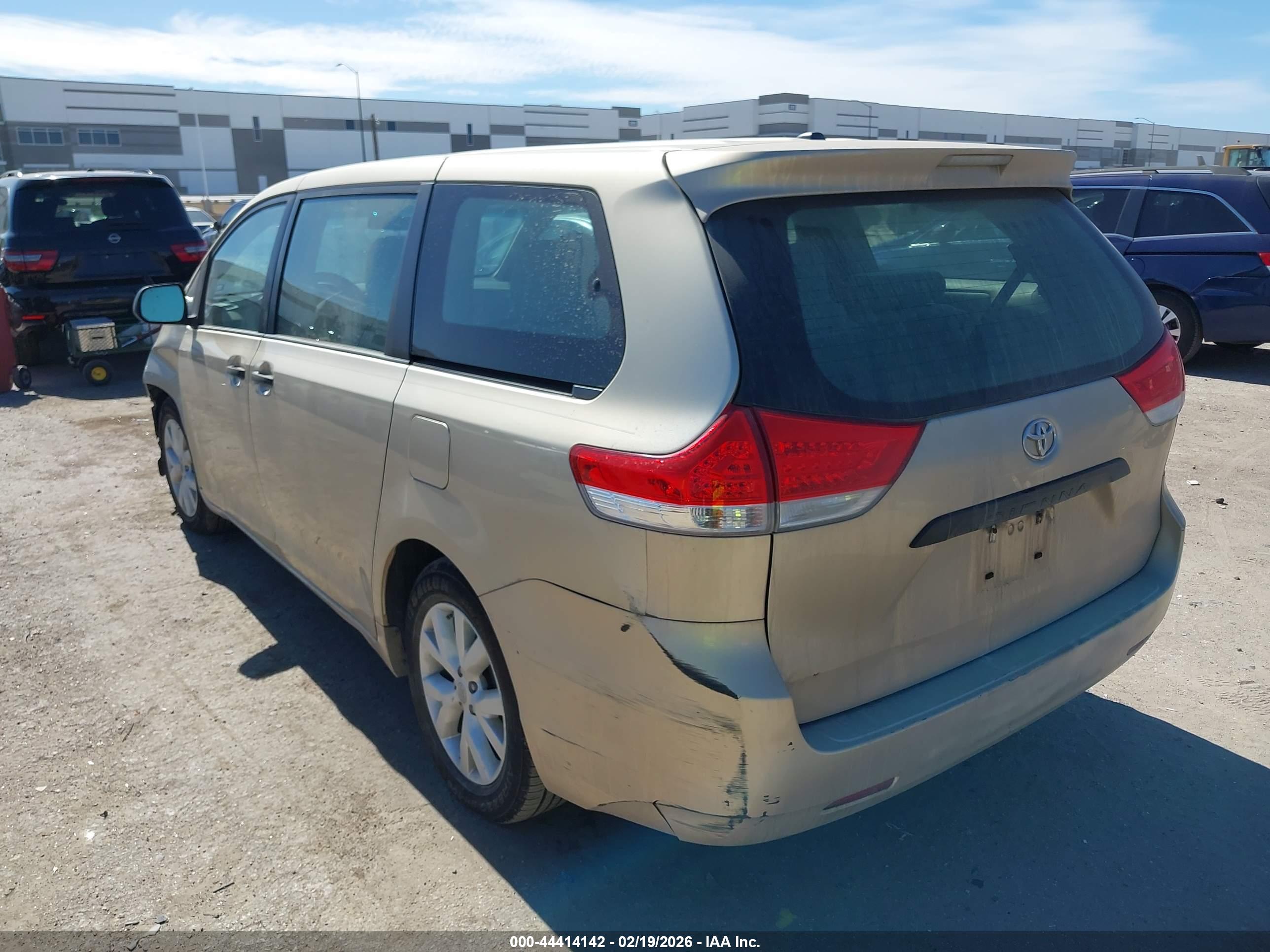 TOYOTA SIENNA image 3