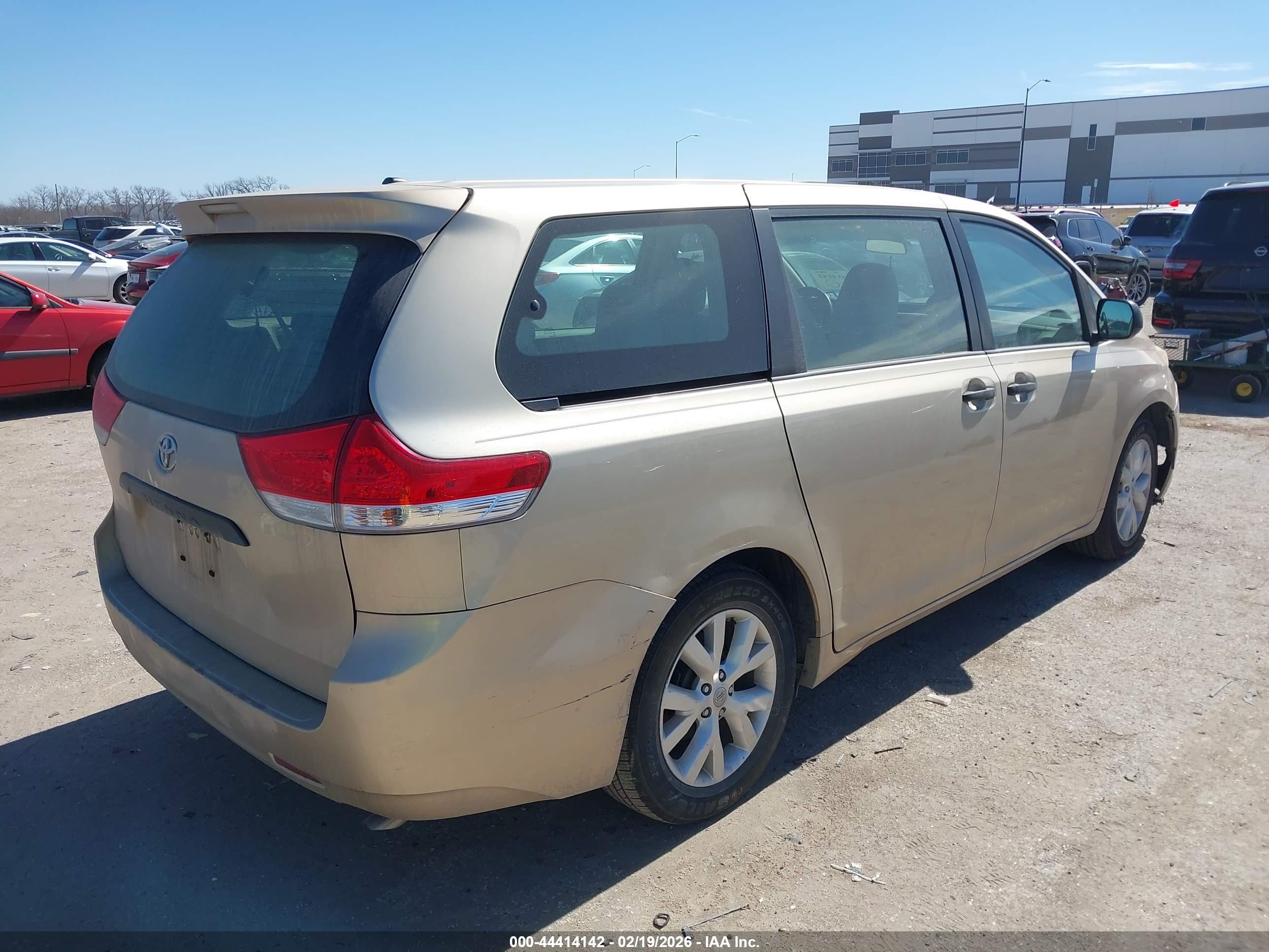 TOYOTA SIENNA image 4