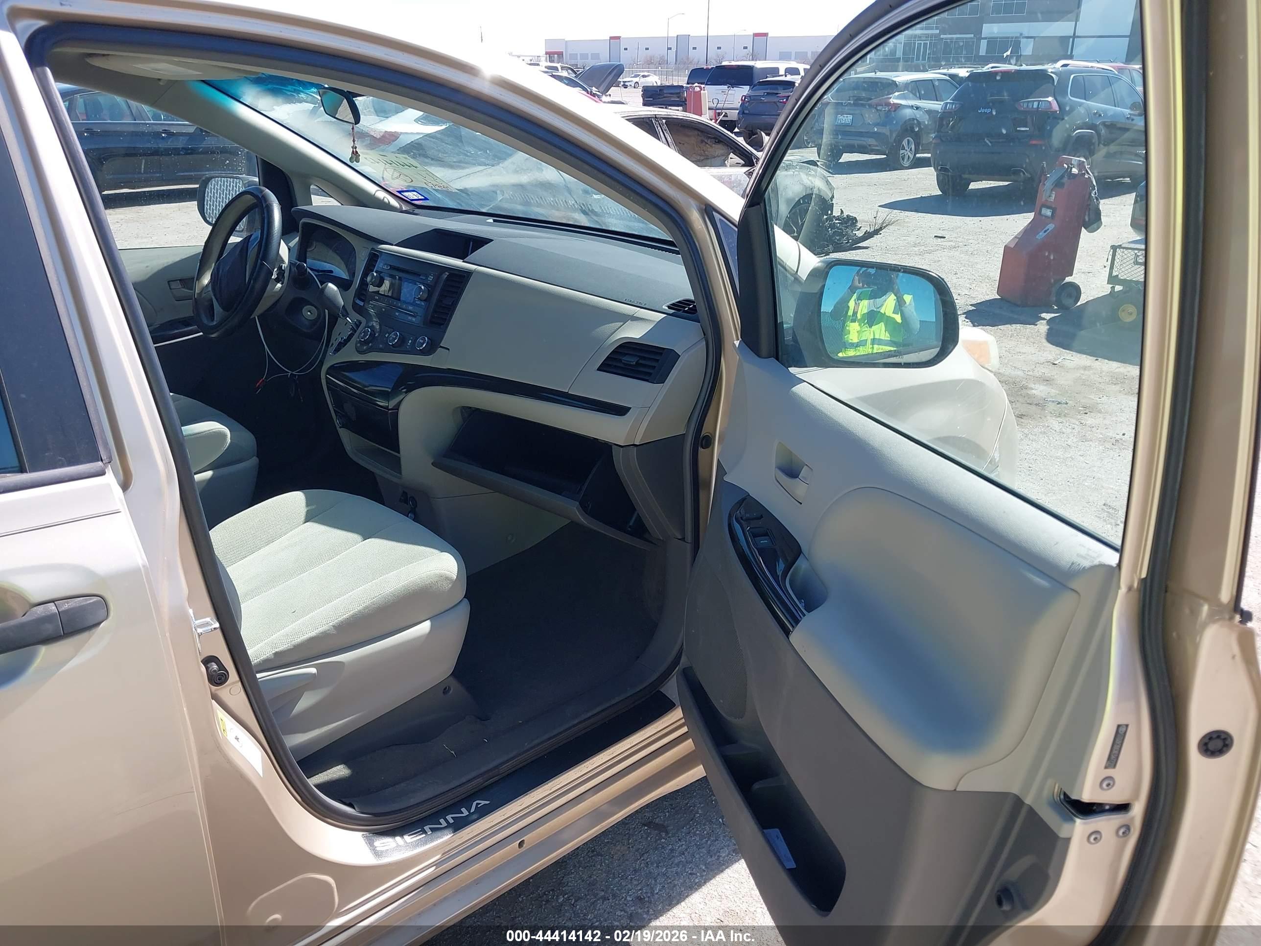 TOYOTA SIENNA image 5
