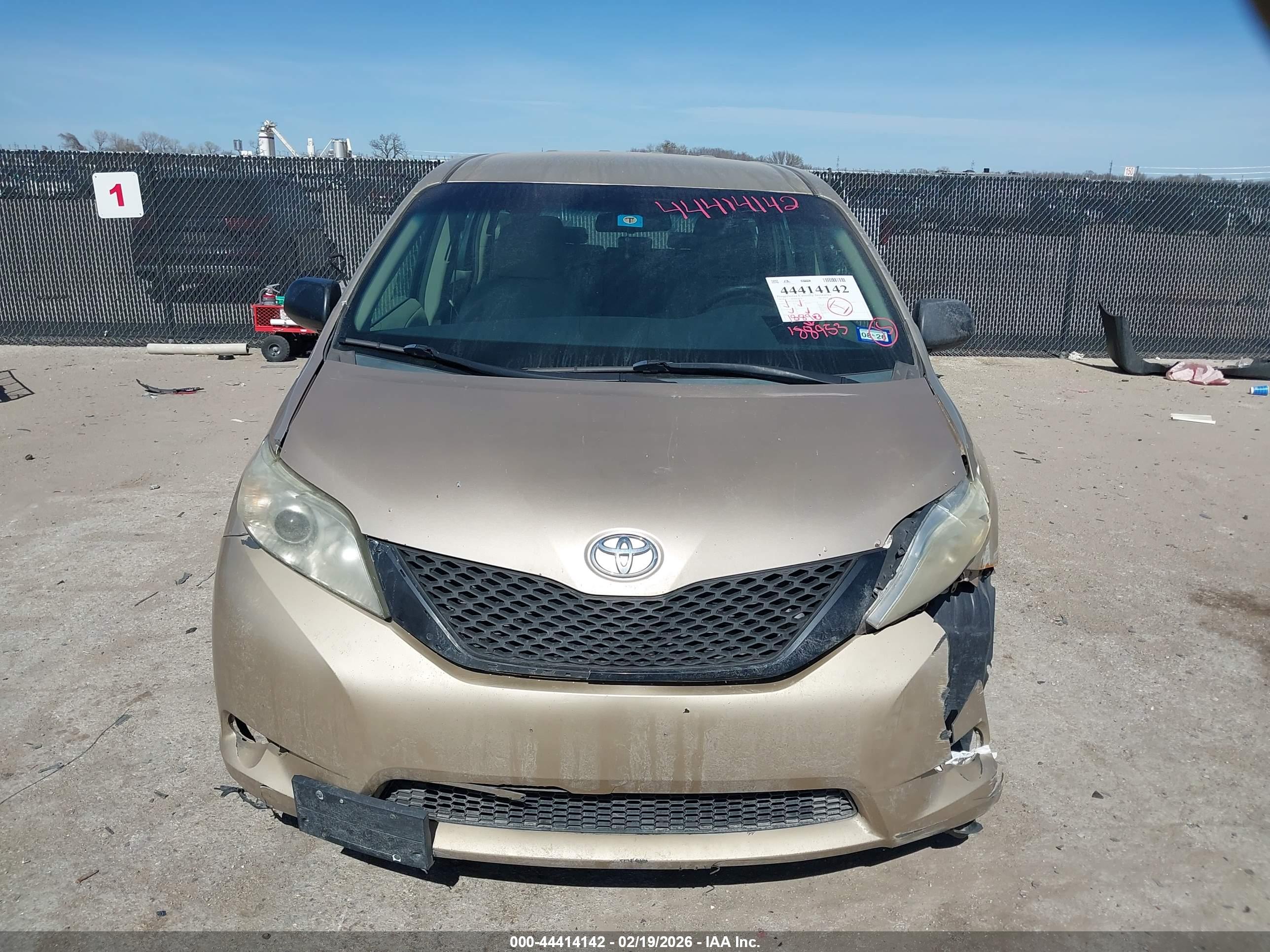 TOYOTA SIENNA image 6