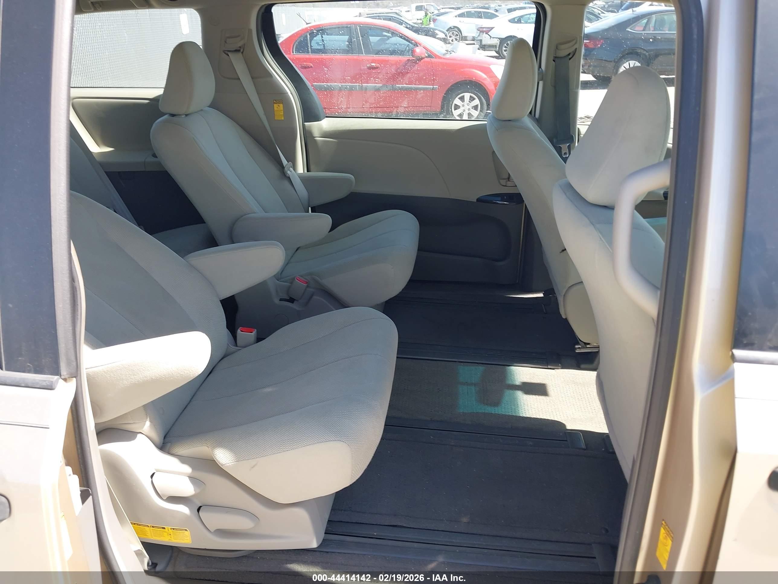 TOYOTA SIENNA image 8