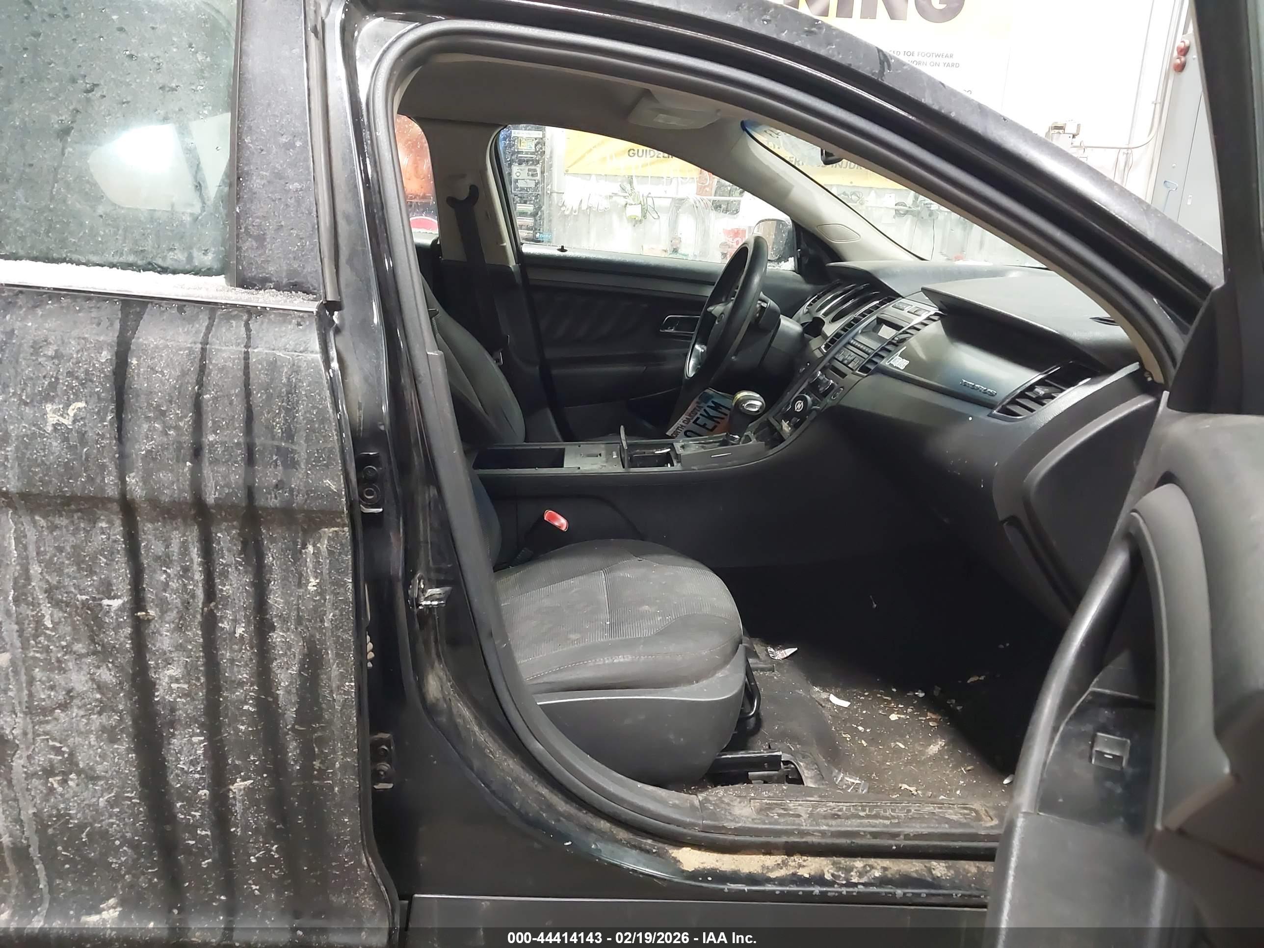 FORD TAURUS image 5