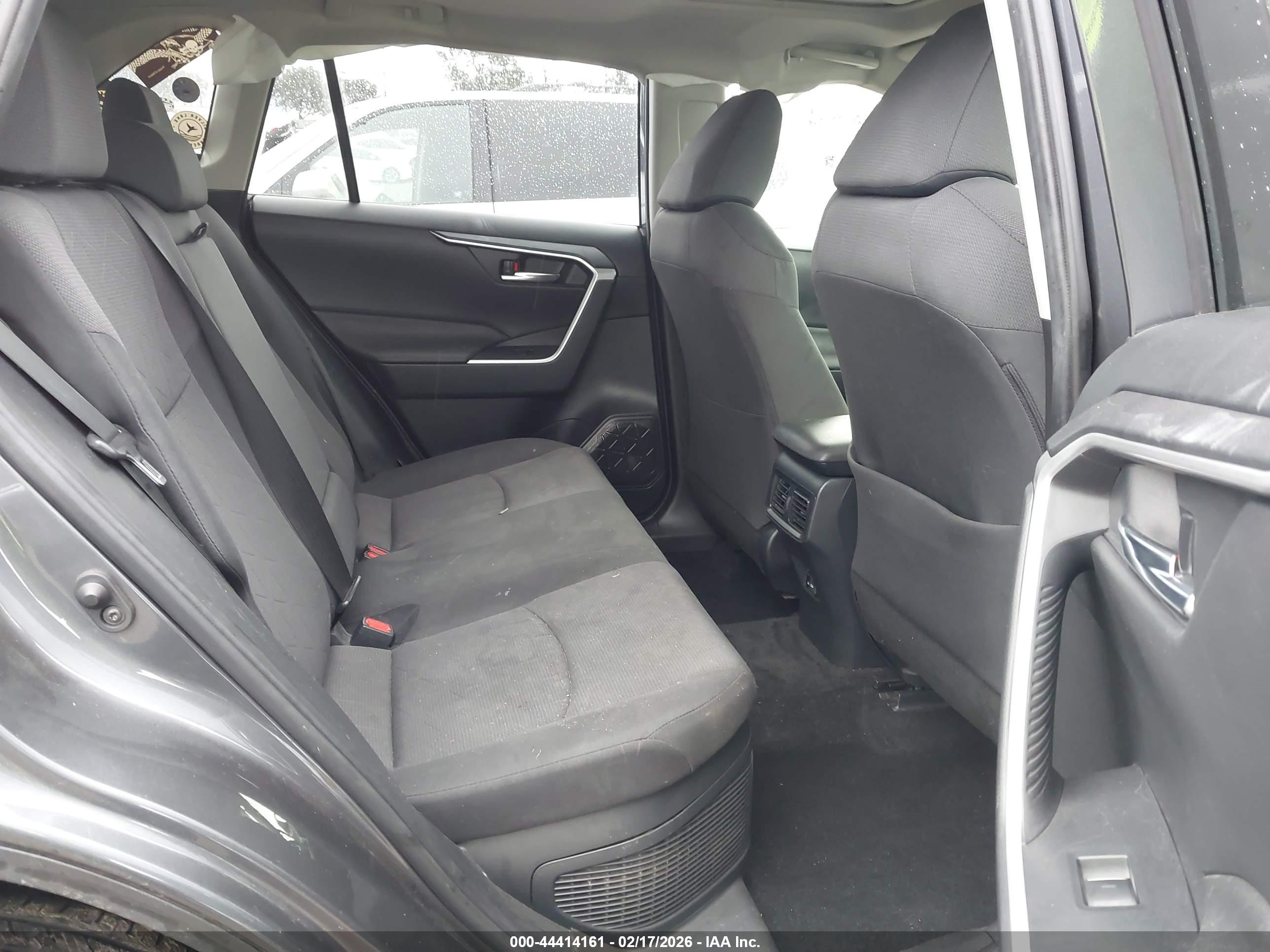 TOYOTA RAV4 image 8