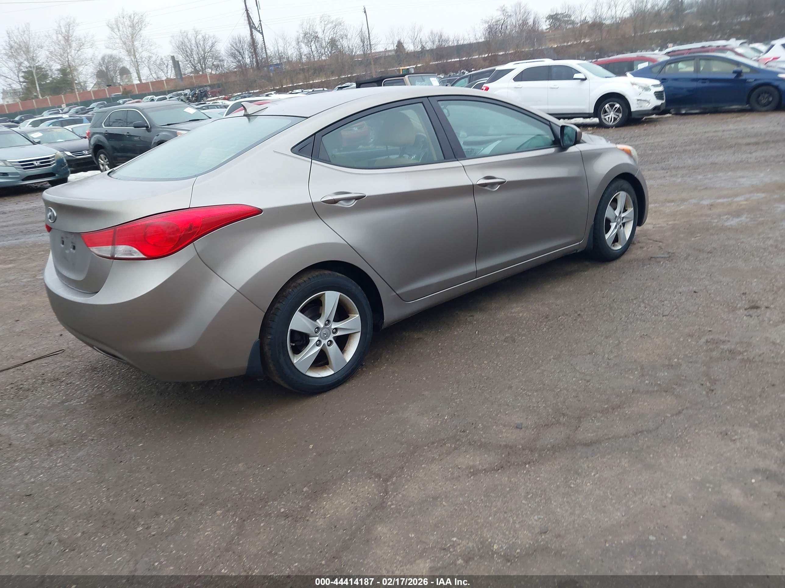 HYUNDAI ELANTRA image 4