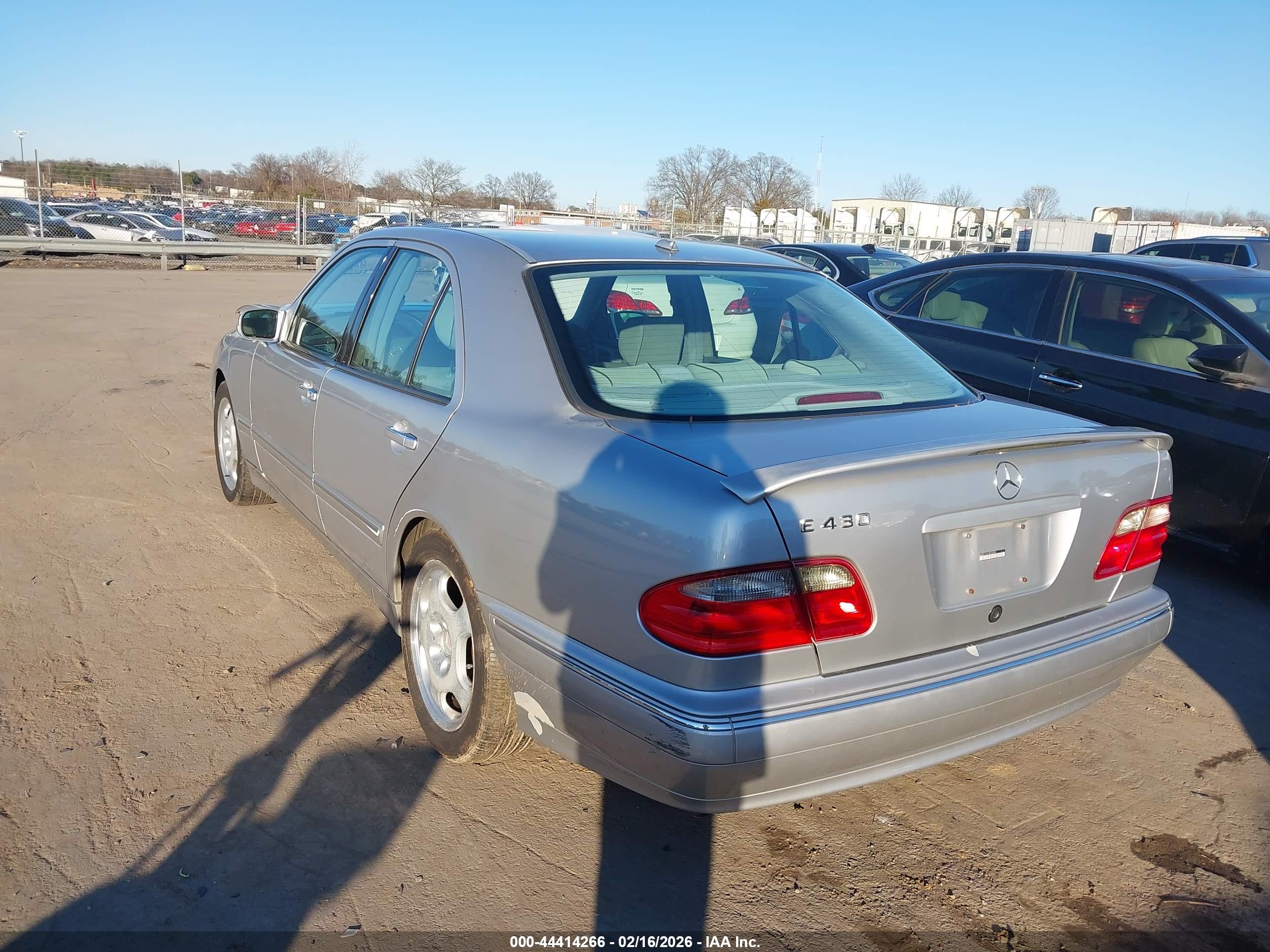 MERCEDES-BENZ E image 3