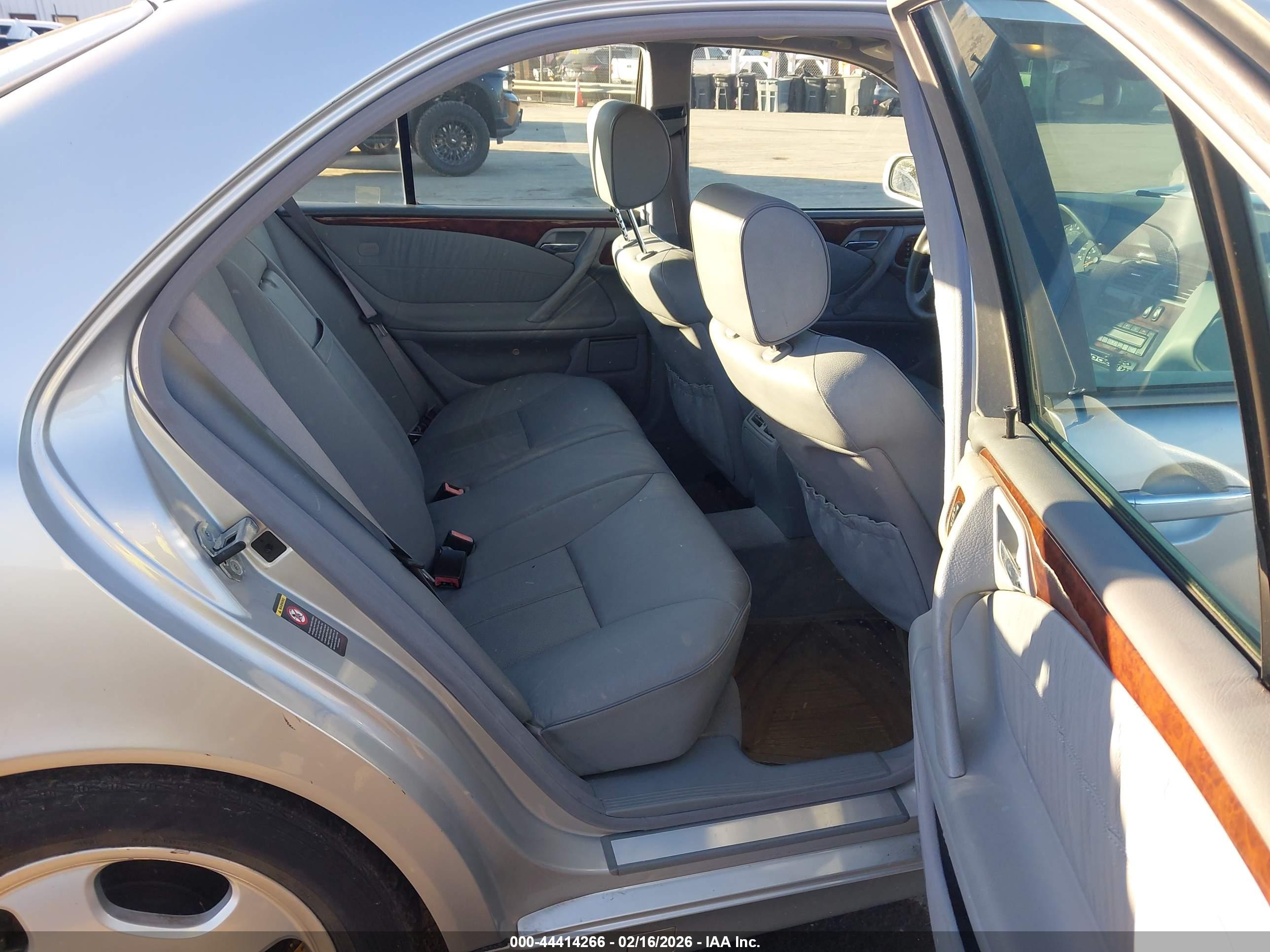 MERCEDES-BENZ E image 8