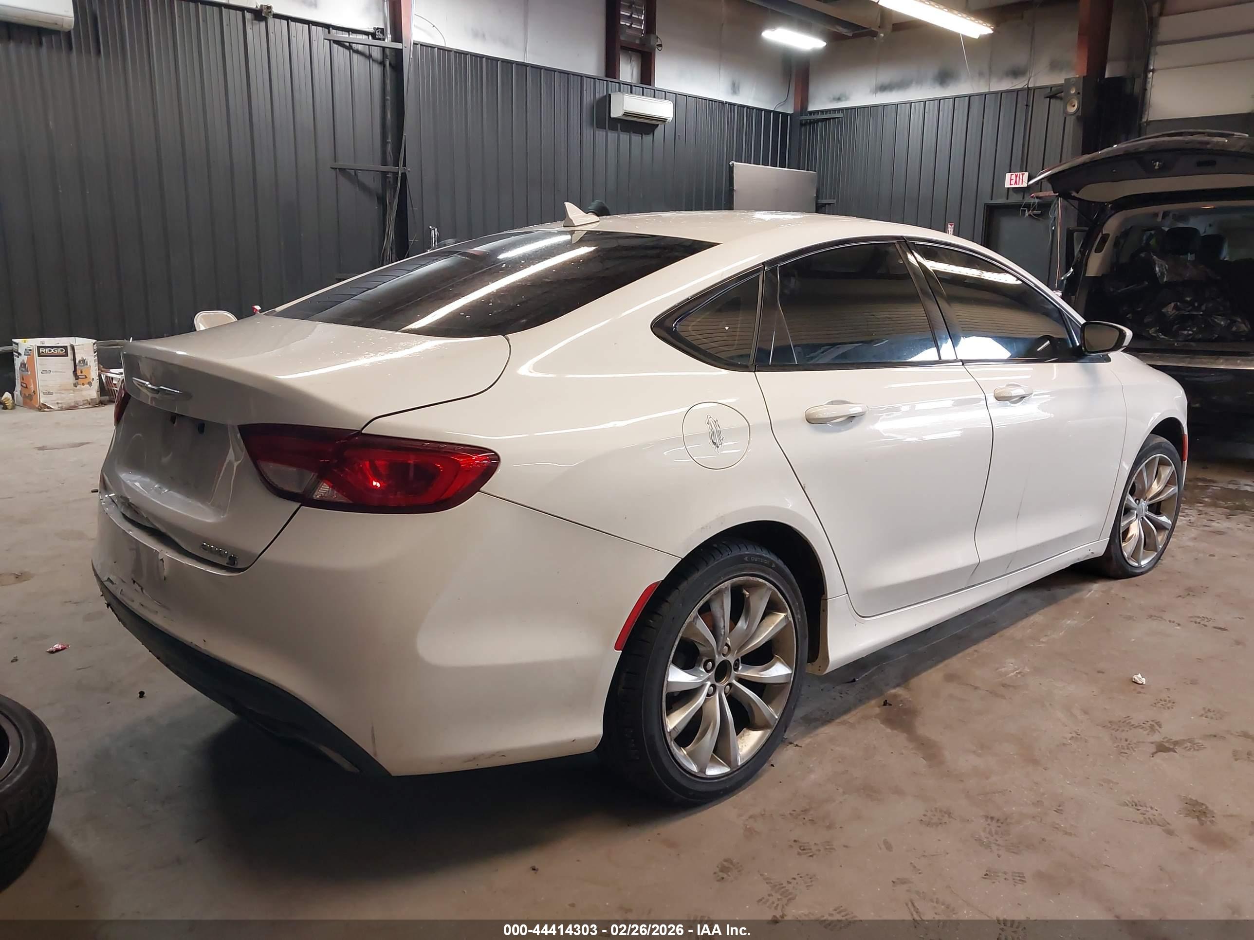 CHRYSLER 200 image 4