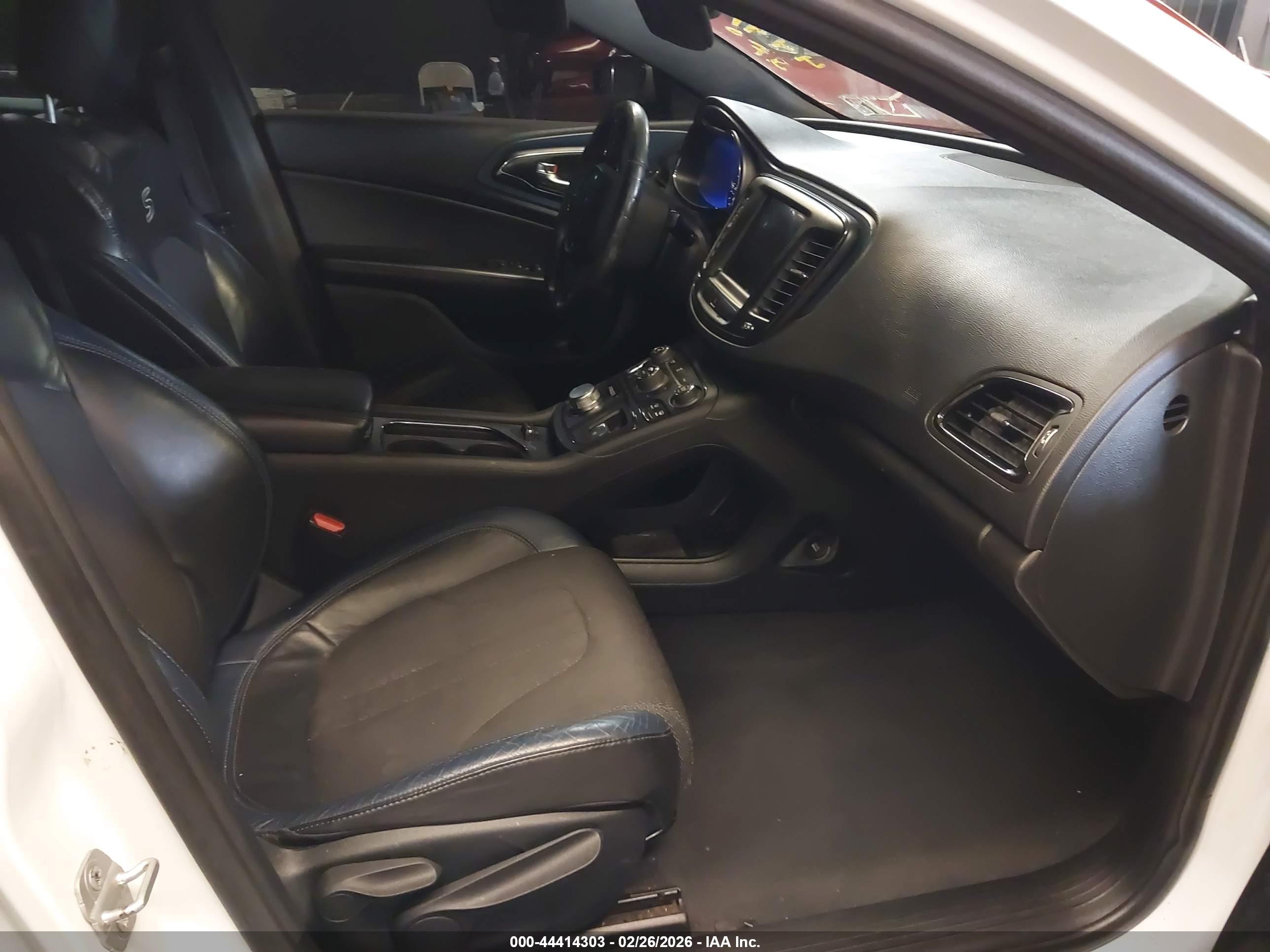 CHRYSLER 200 image 5