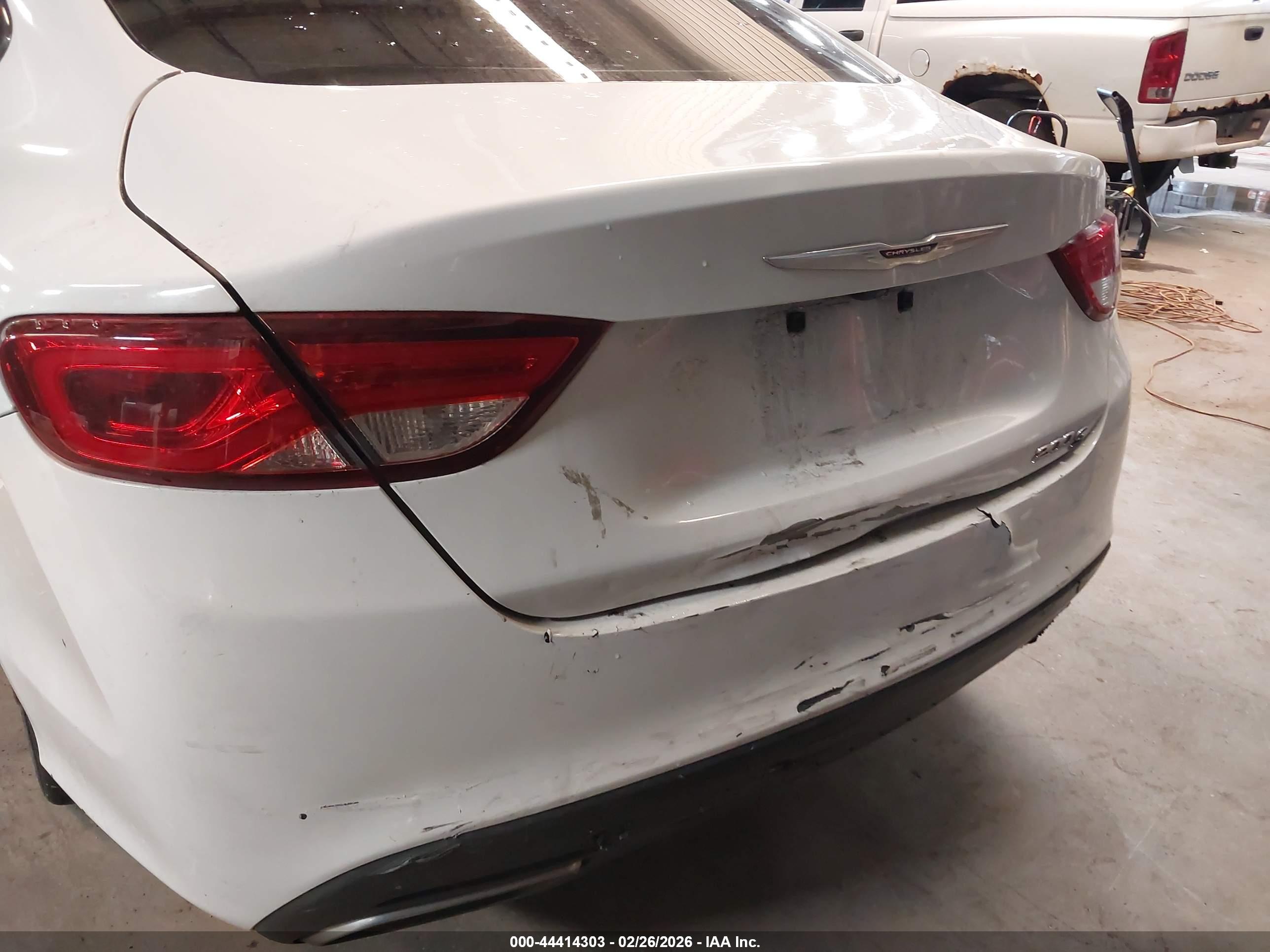 CHRYSLER 200 image 6