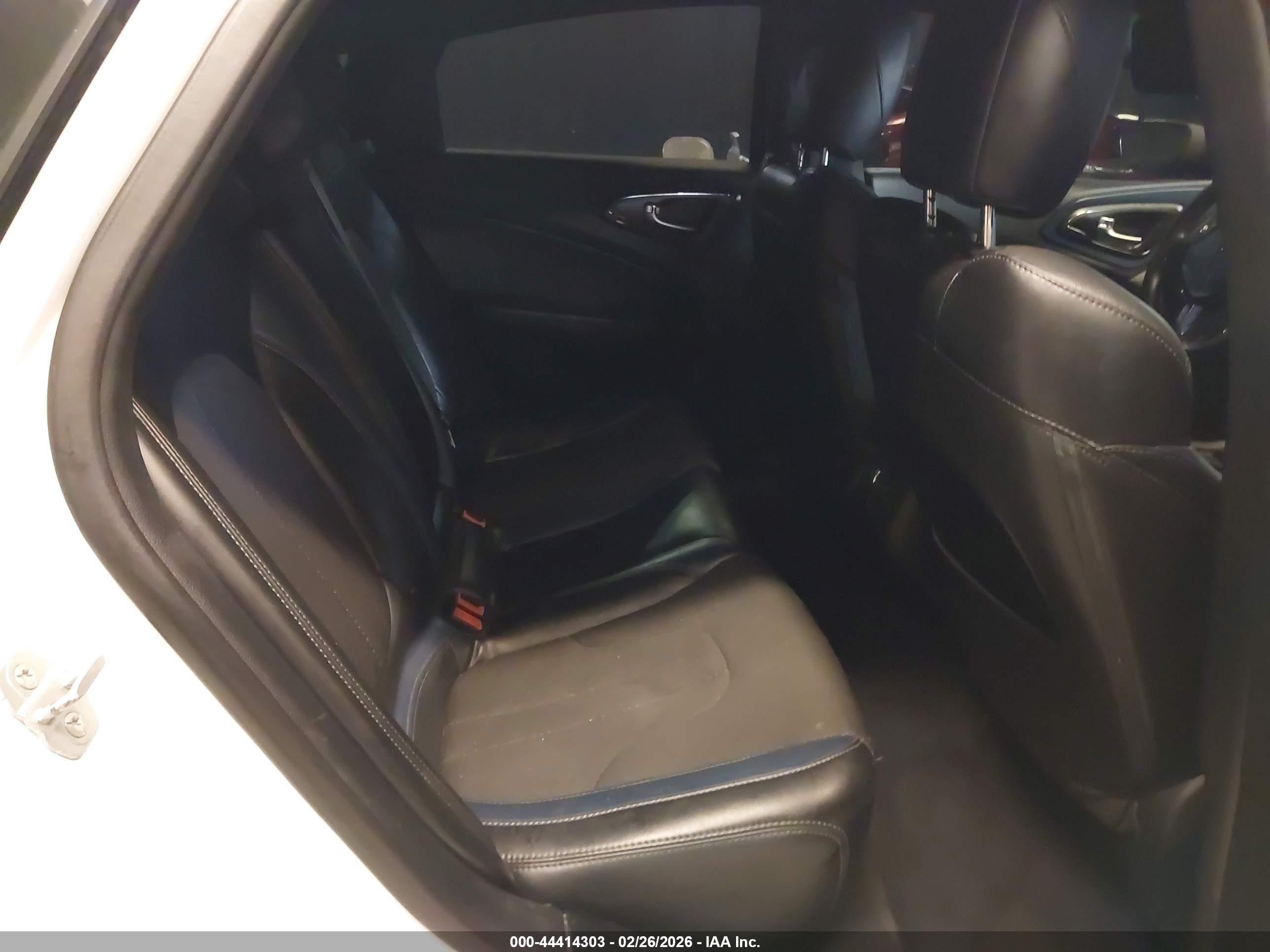 CHRYSLER 200 image 8