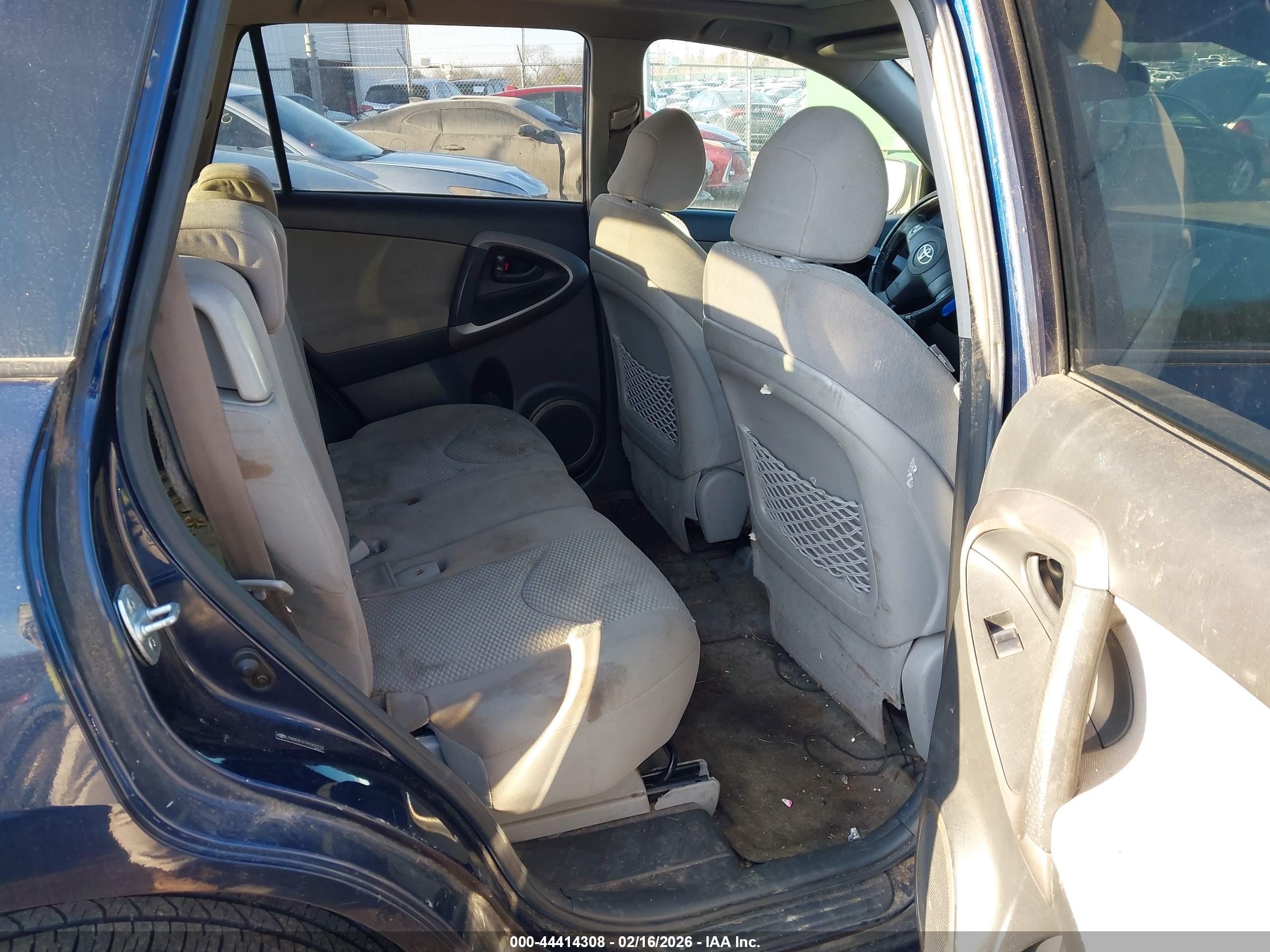 TOYOTA RAV4 image 8