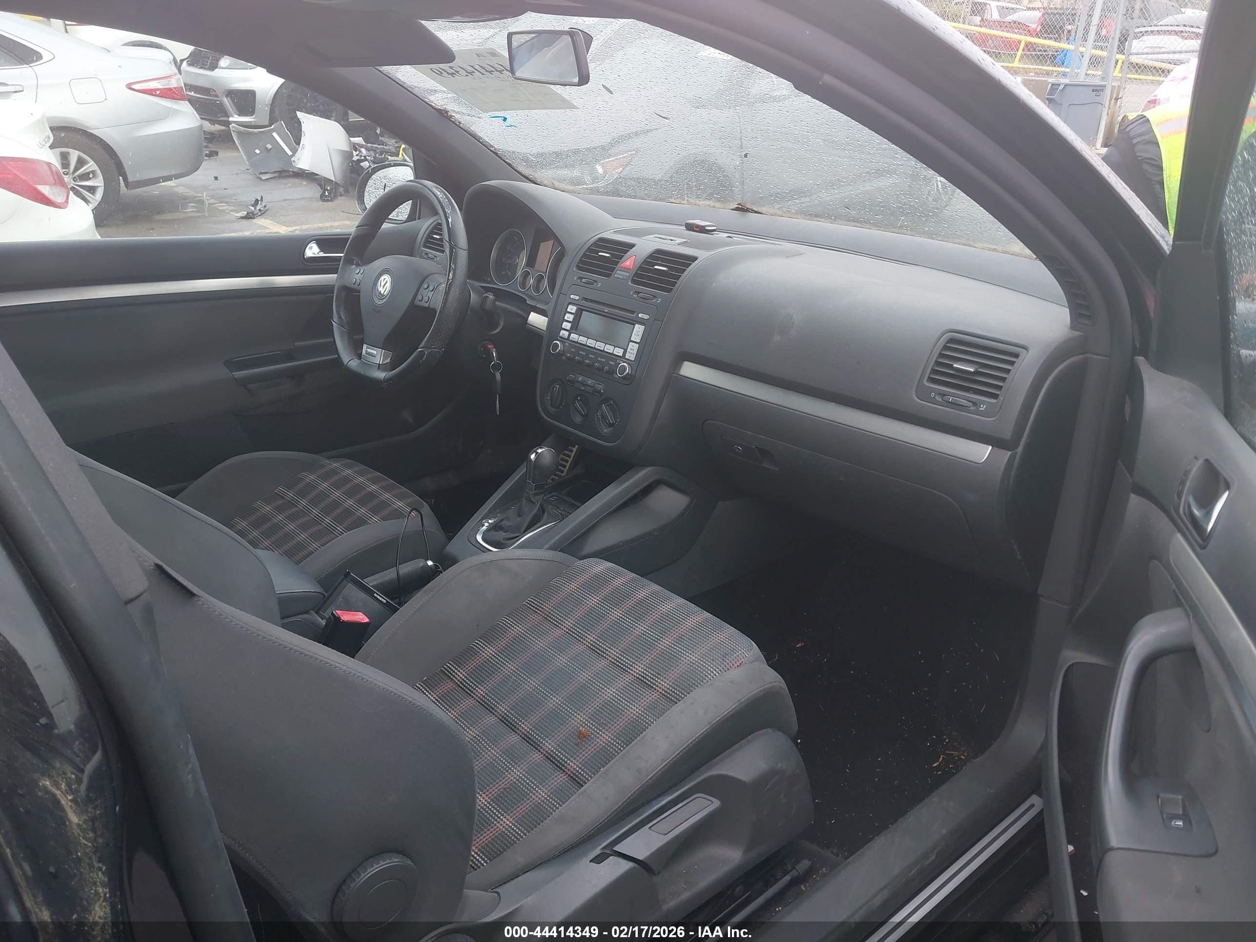 VOLKSWAGEN GTI image 5