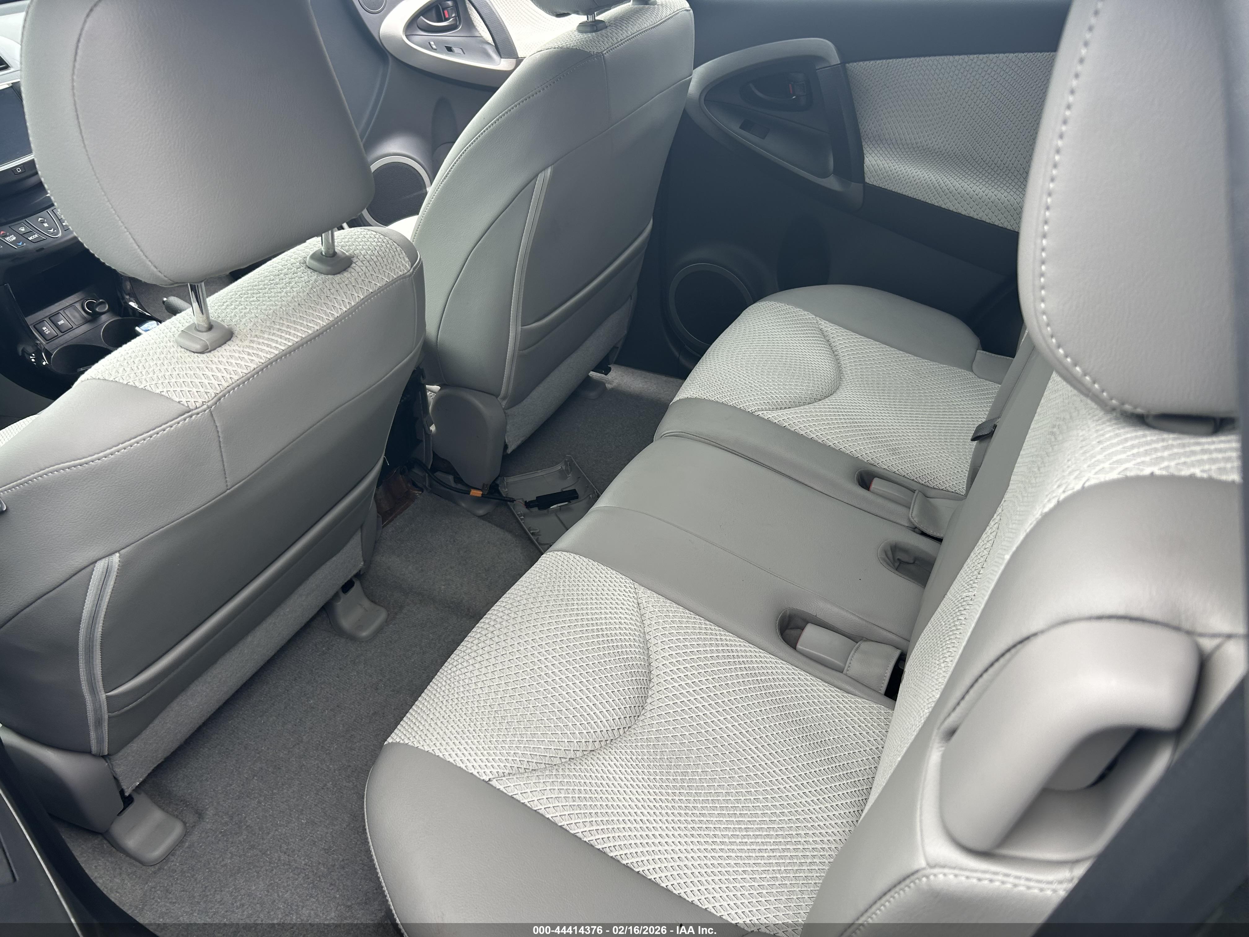 TOYOTA RAV4 image 8