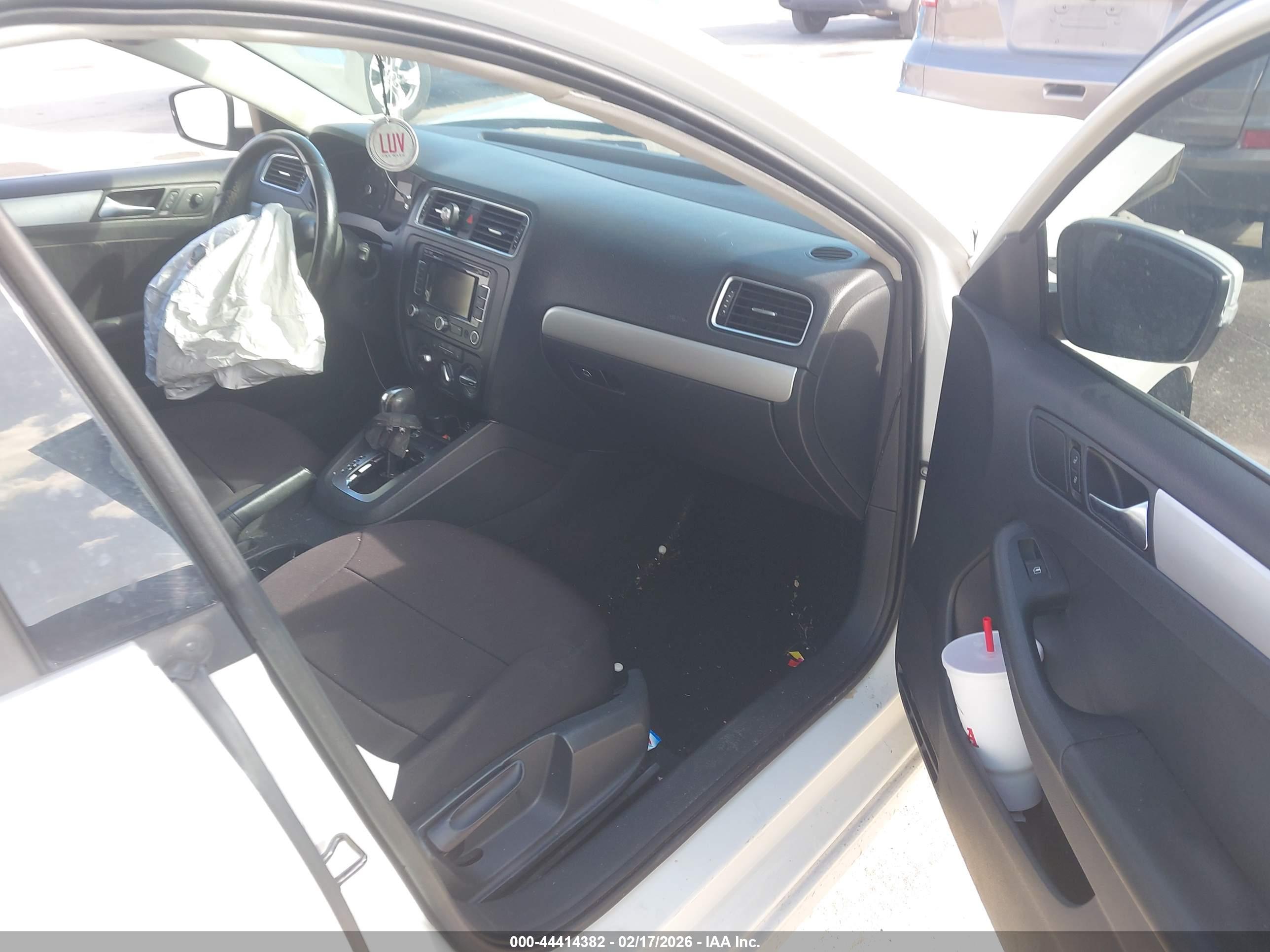 VOLKSWAGEN JETTA image 5