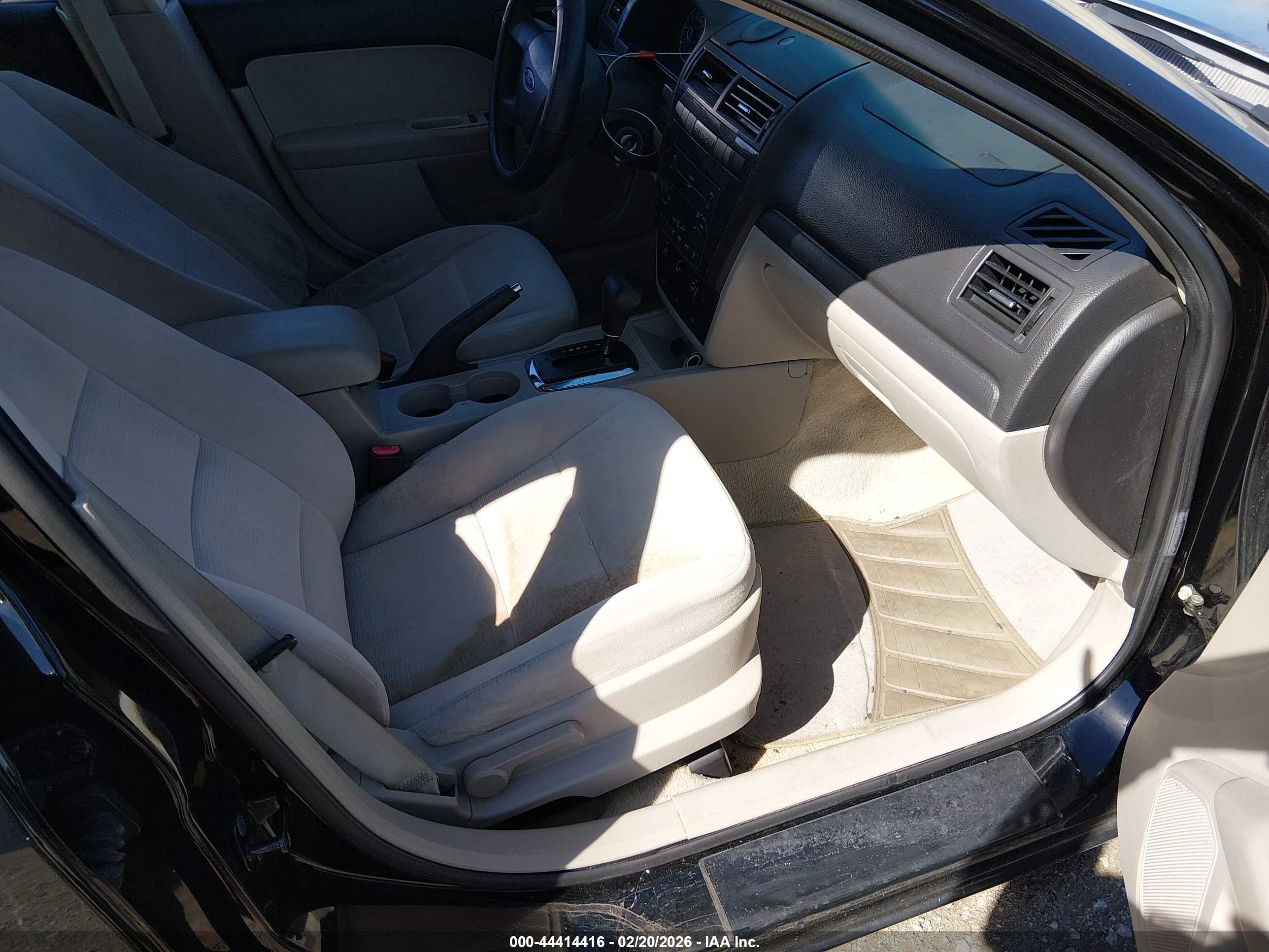 FORD FUSION image 5