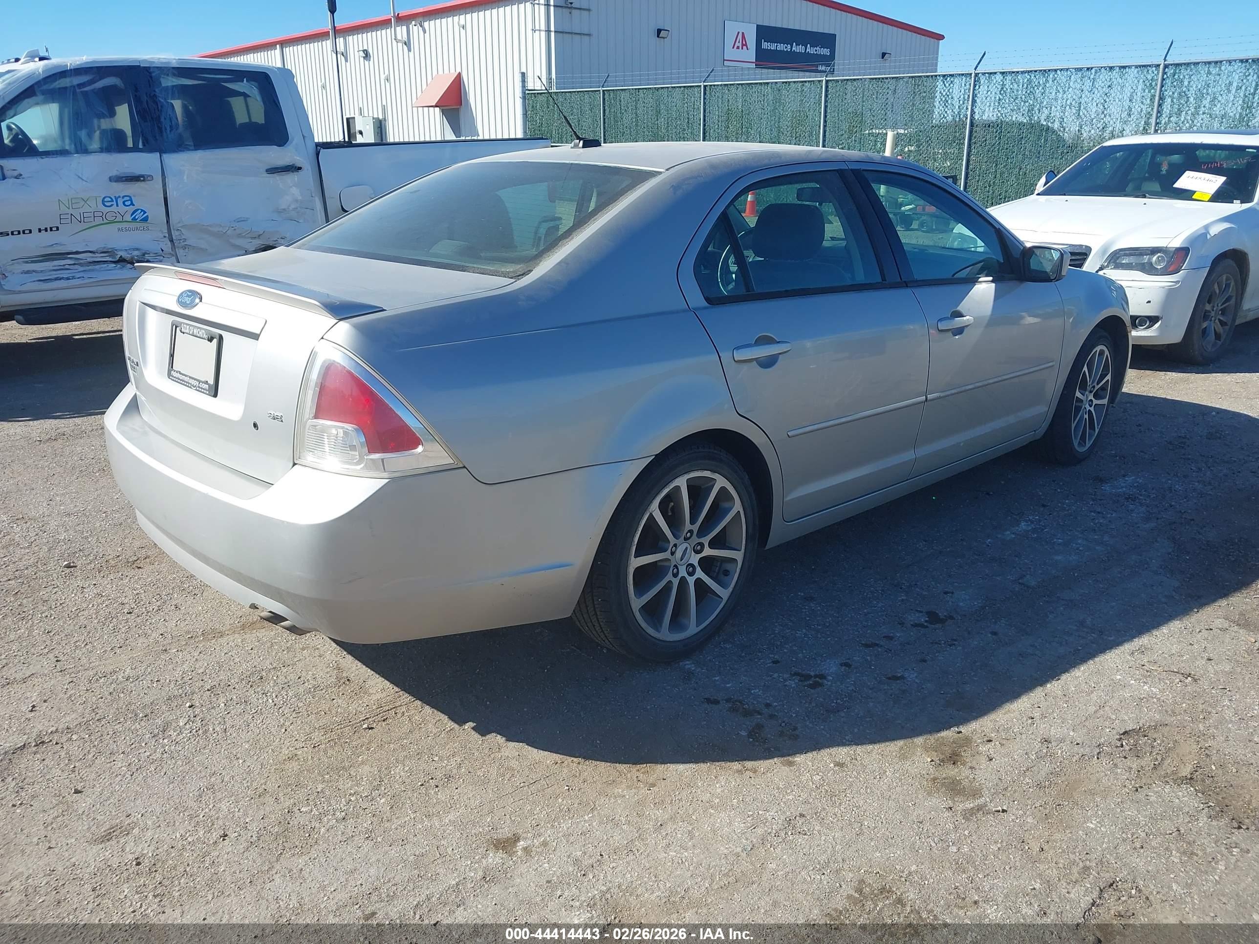 FORD FUSION image 4