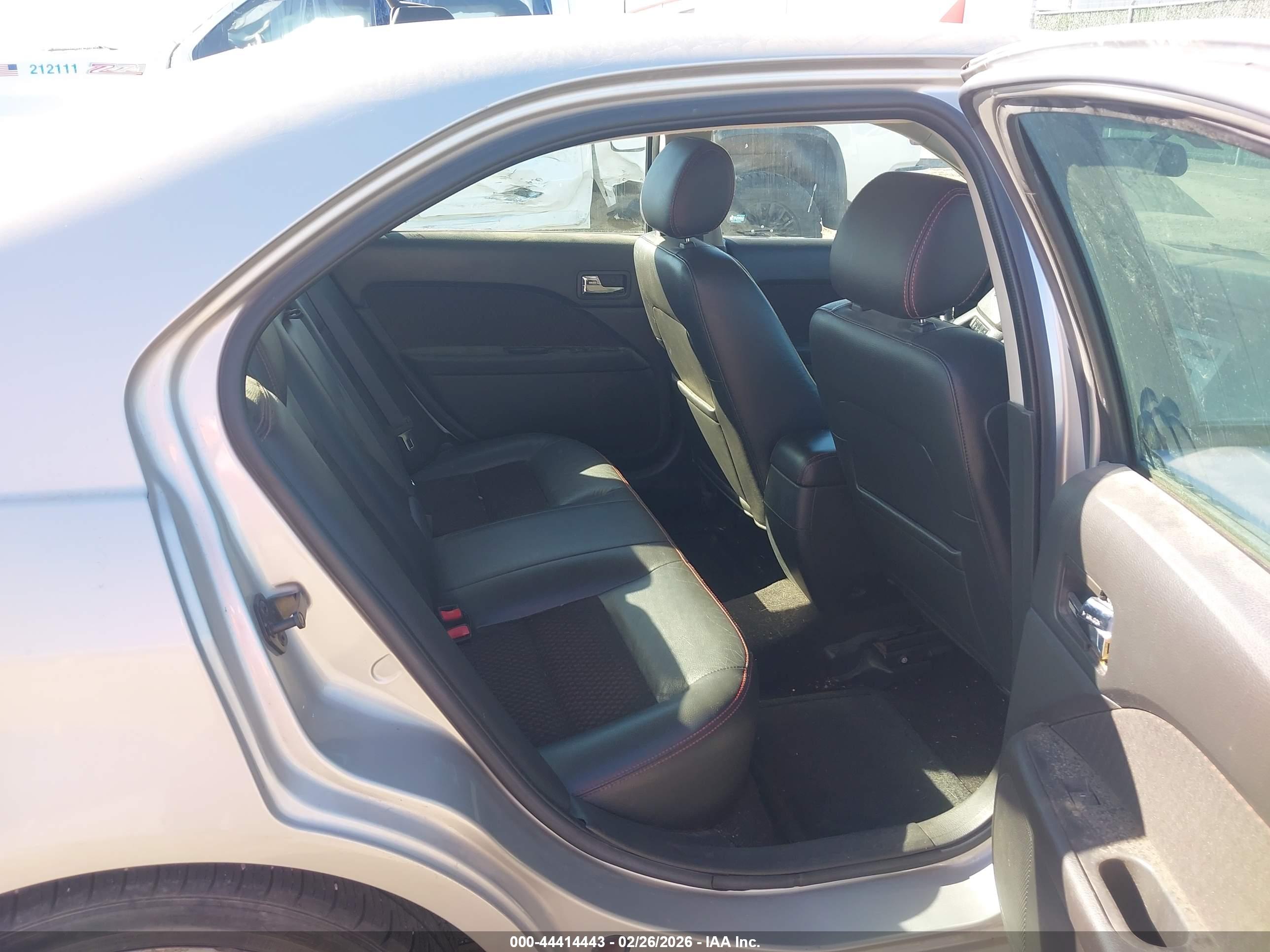FORD FUSION image 8