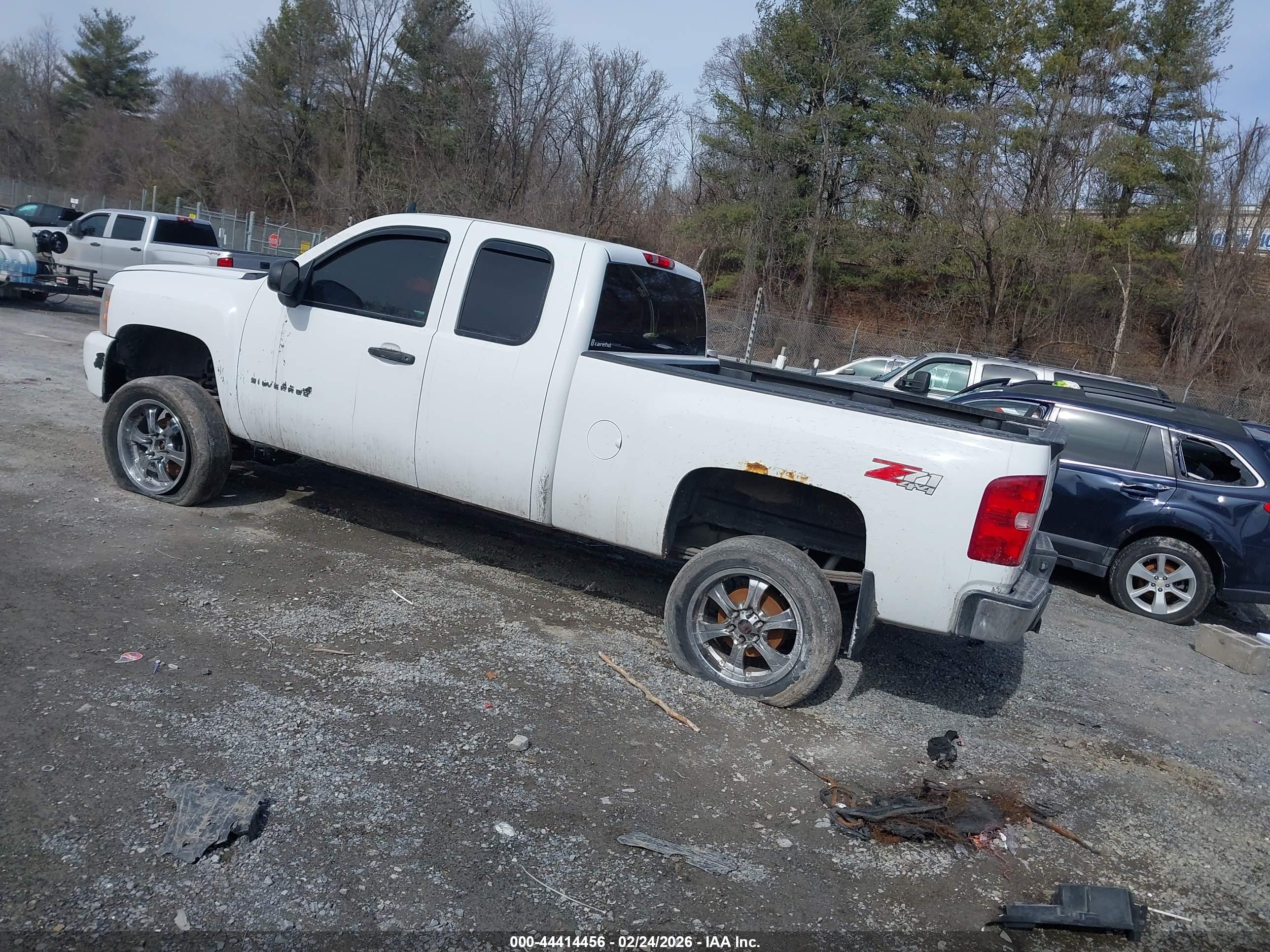 CHEVROLET SILVERADO image 3