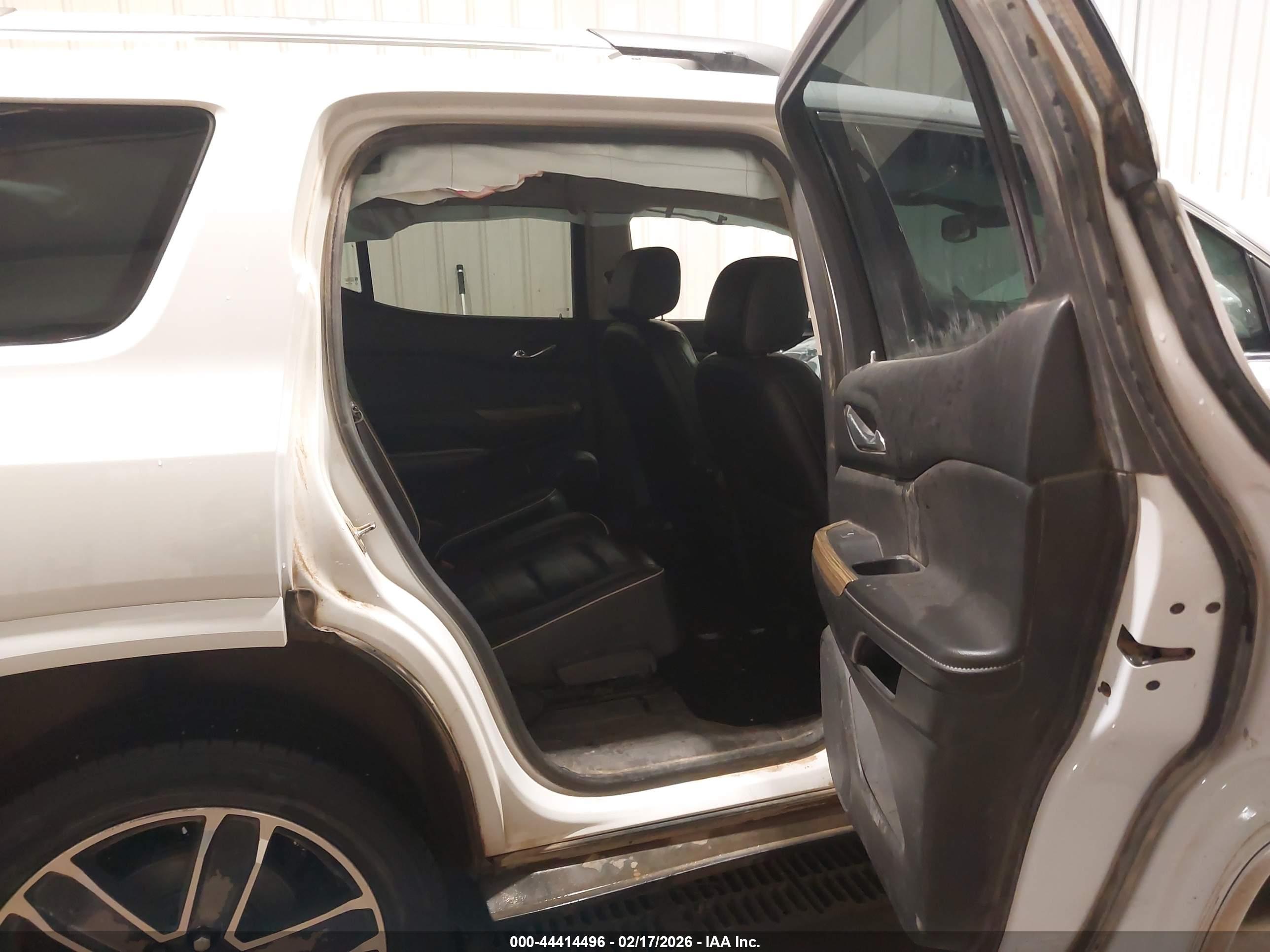 GMC ACADIA image 8